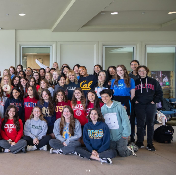 Los compañeros de secundaria de Violet Affleck usan sus respectivos suéteres universitarios en una foto de clase, publicada en mayo de 2024. | Fuente: Instagram/marlboroughlife