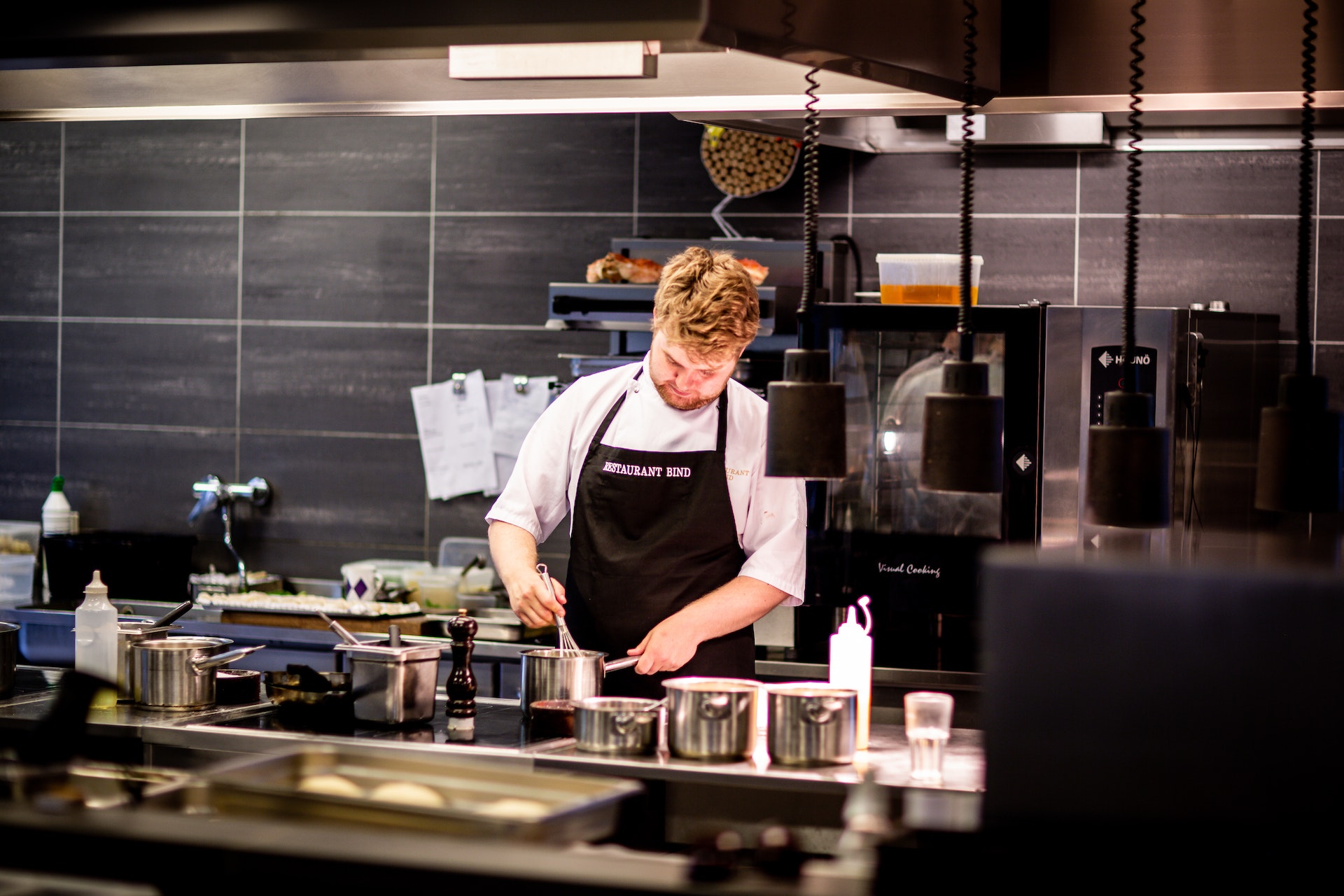 A cook working in a restaurant kitchen | Source: Pexels