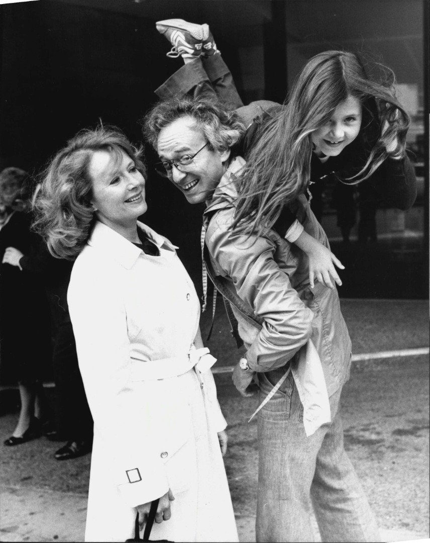 Piper Laurie is pictured with her husband, film writer Joseph Morgenstern and her daughter Annie, 7 years after a press conference. August 14, 1978 | Photo: Getty Images