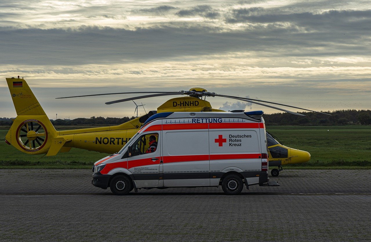 Une ambulance et un hélicoptère de secours. | Photo : Pixabay