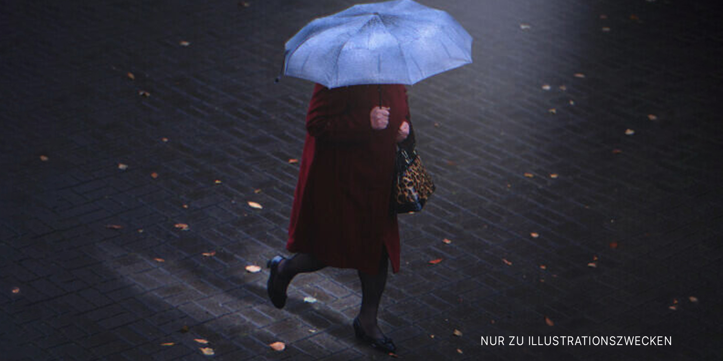 Eine Frau geht auf der Straße. | Quelle: Shutterstock