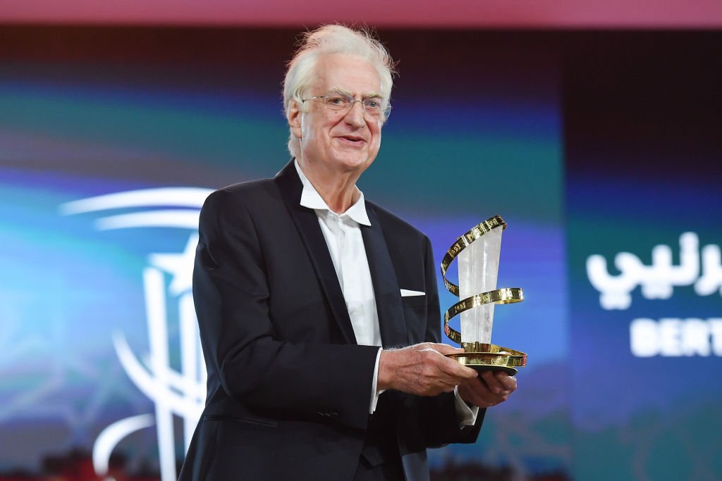 Bertrand Tavernier pose sur scène avec son prix lors de son hommage au 18e Festival International du Film de Marrakech -Jour trois- le 01 décembre 2019 à Marrakech, Maroc. | Photo : Getty Images