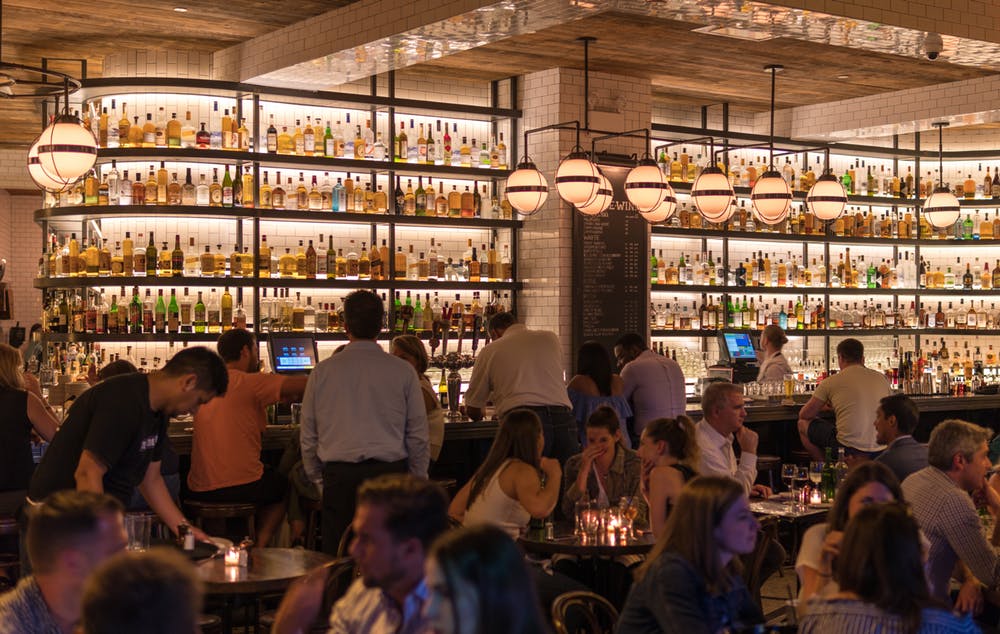 Gente en un bar. |Imagen: Pexels Gente en un bar. |Imagen: Pexels