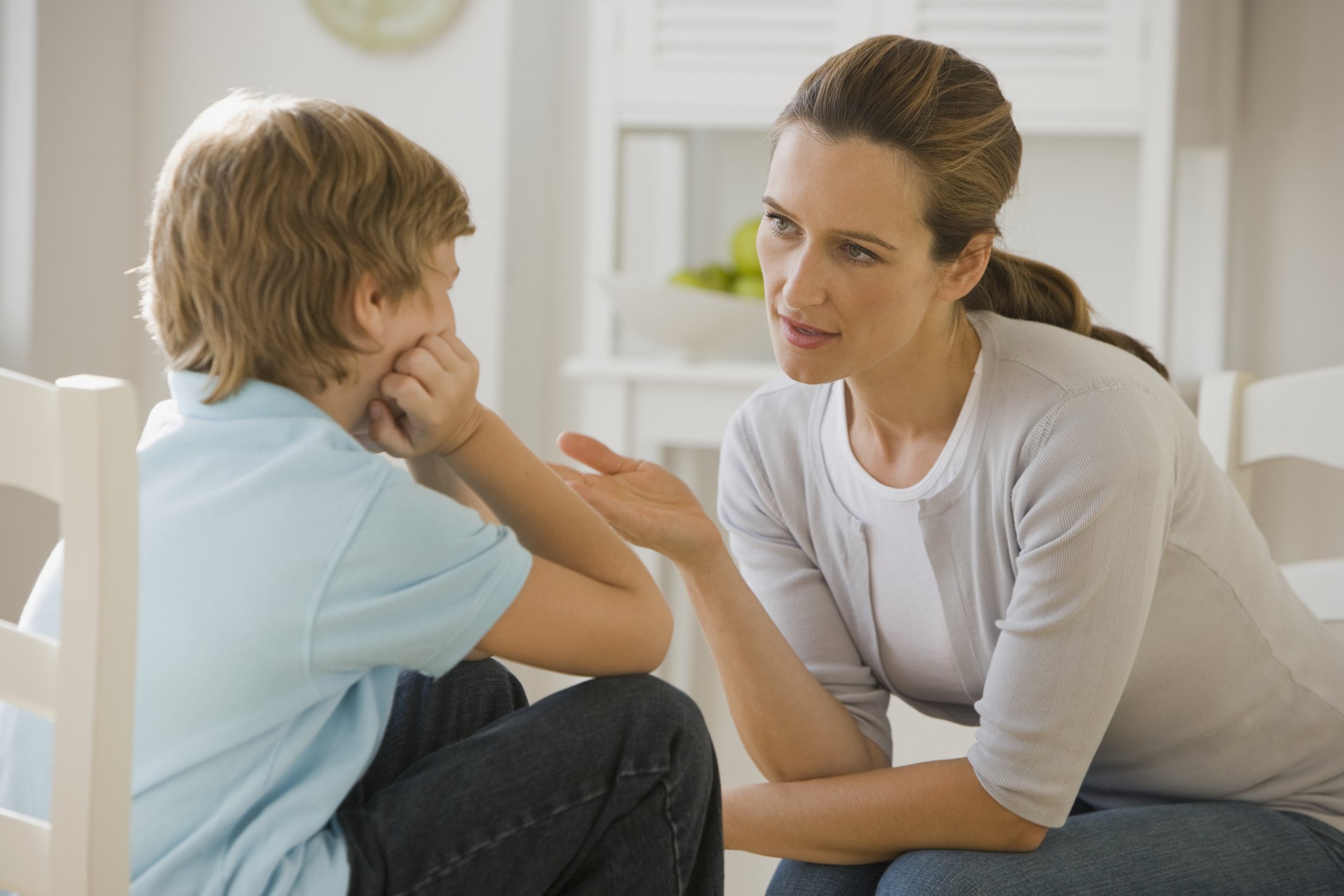 Mutter diskutiert mit Sohn | Quelle: Getty Images