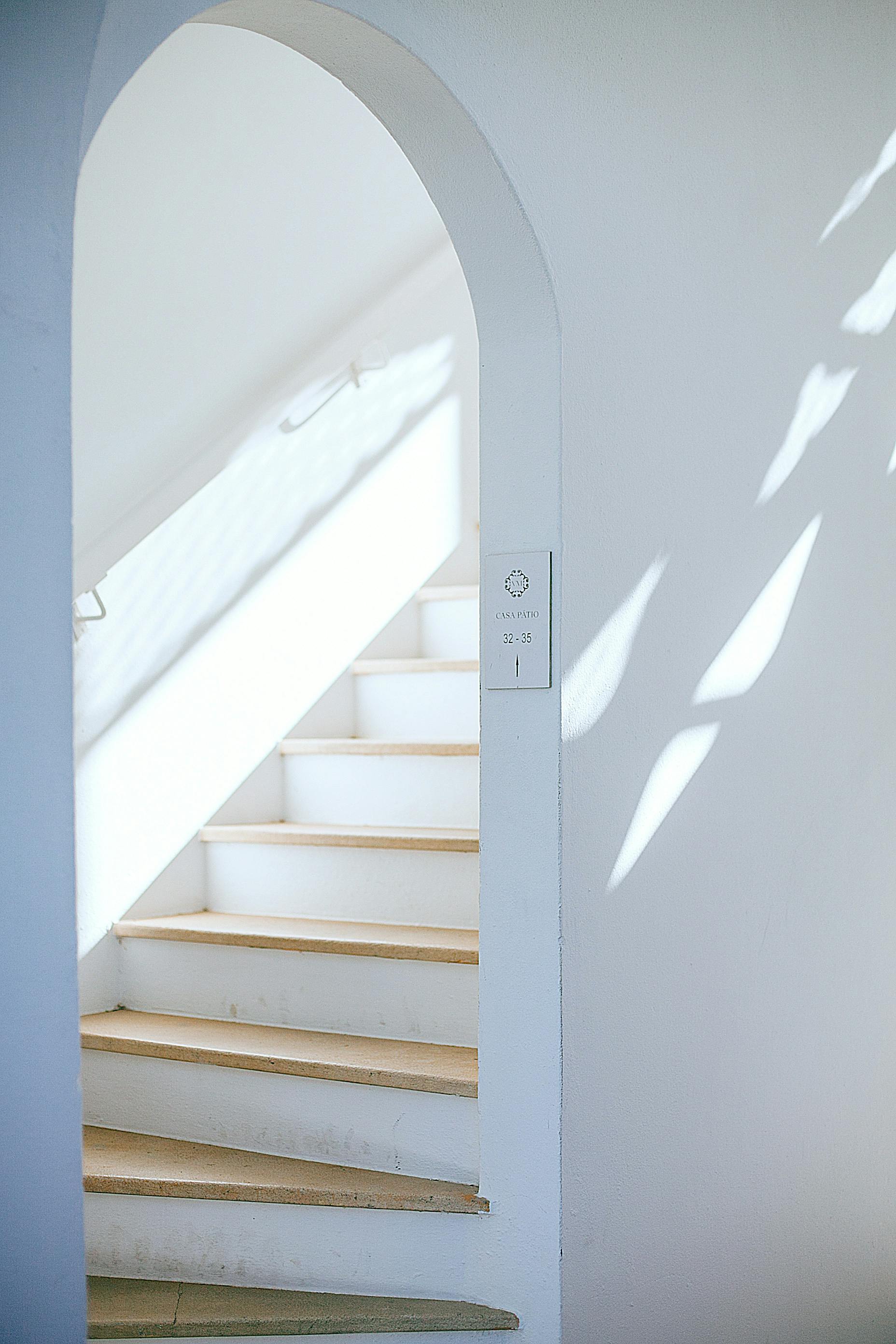 A doorway in a house | Source: Pexels