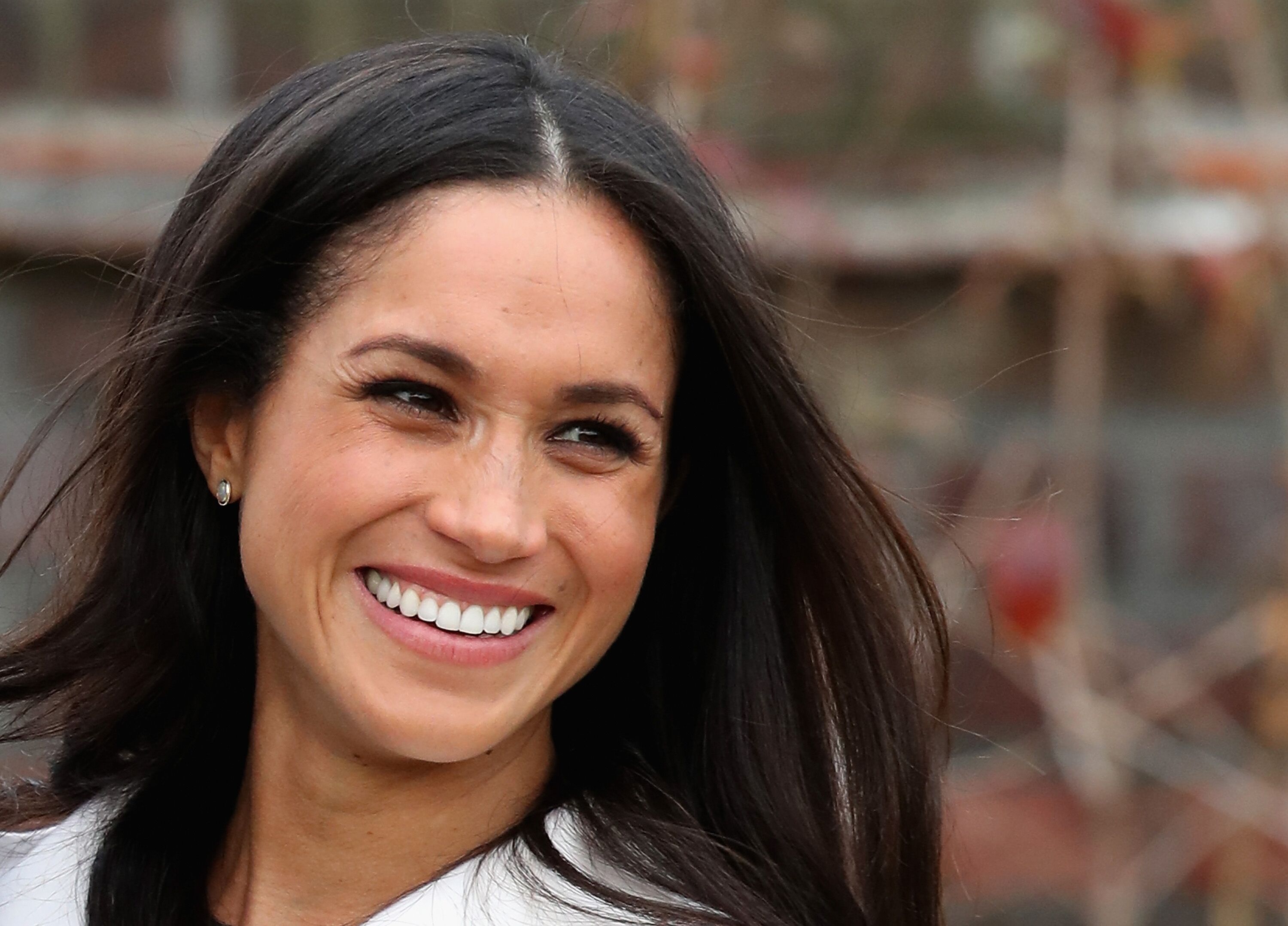 La duchesse Meghan à un photocall officiel pour annoncer ses fiançailles avec le prince Harry au Kensington Palace le 27 novembre 2017 | Photo: Chris Jackson / Getty Images