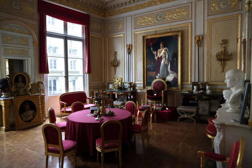 Cette photo montre l'intérieur de l'appartement du Palais Vivienne, propriété du collectionneur français Pierre-Jean Chalencon, le 5 avril 2021. | Photo : Getty Images