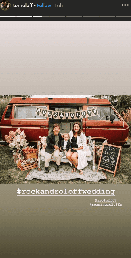 Zack Roloff, Tori Roloff and their son pose in front of a van at Jacob Roloff and Isabel Rock | Photo: instagram.com/toriroloff