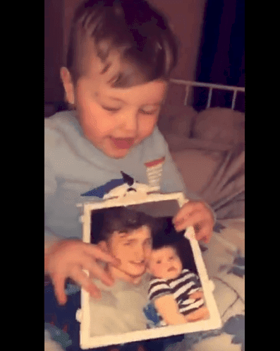 Un Bebe Voit La Photo De Son Pere Decede Et Pointe Immediatement Vers Un Espace Vide De La Piece Un Bebe Voit La Photo De Son Pere Decede Et Pointe Immediatement Vers Un Espace Vide De La Piece