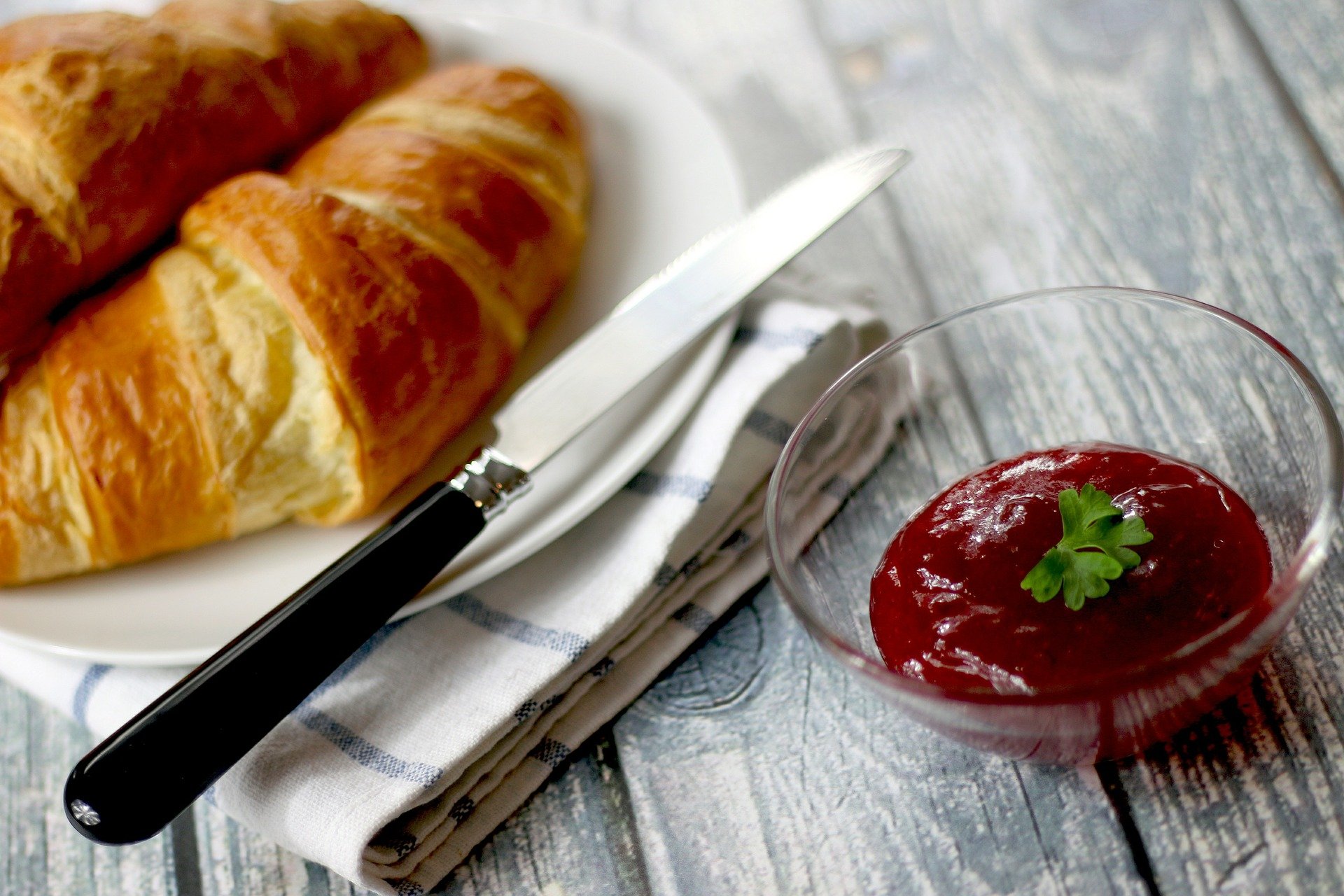 Croissant et confiture. | Photo : Pixabay