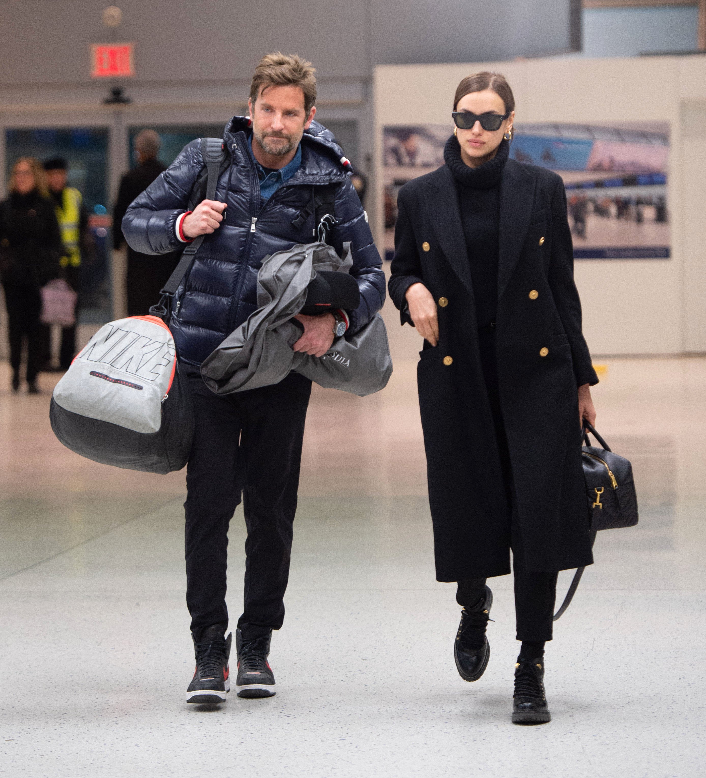 Bradley Cooper e Irina Shayk llegaron al aeropuerto JFK el 7 de febrero de 2019 en la ciudad de Nueva York. | Foto: Getty Images