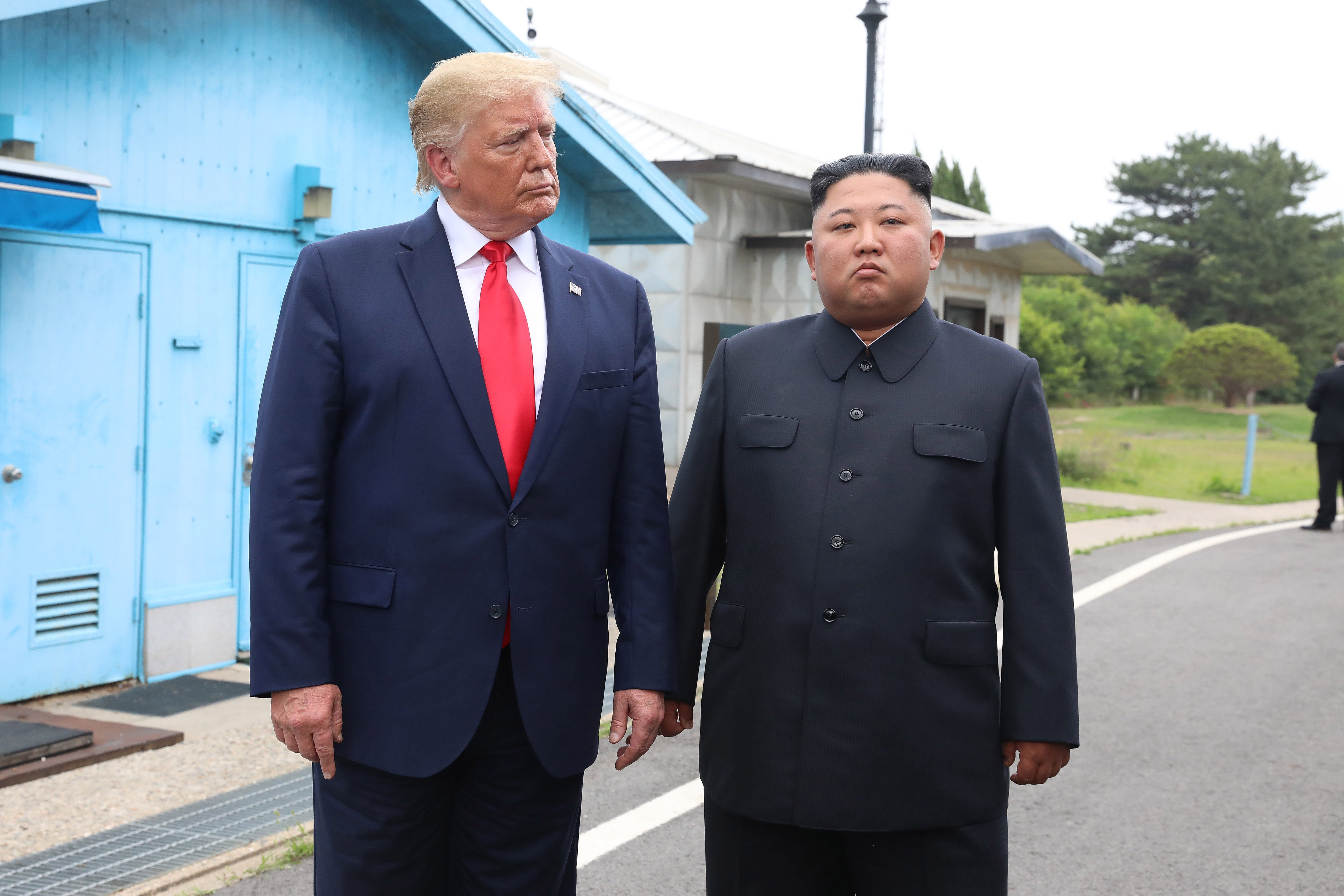 Donald Trump and Kim Jong-un posing for the cameras at the Korean demilitarized zone | Photo: Getty Images