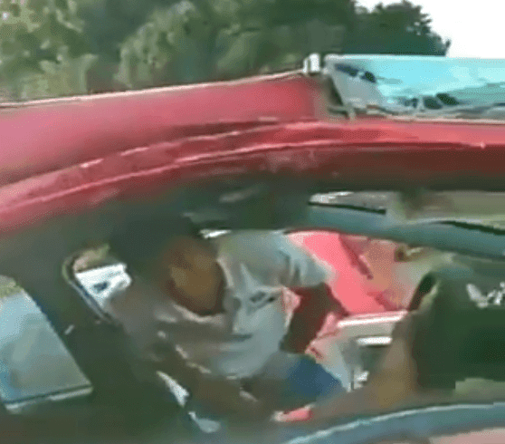 Hombre revisando carro / Imagen tomada de: Twitter / @enfasisnoticias