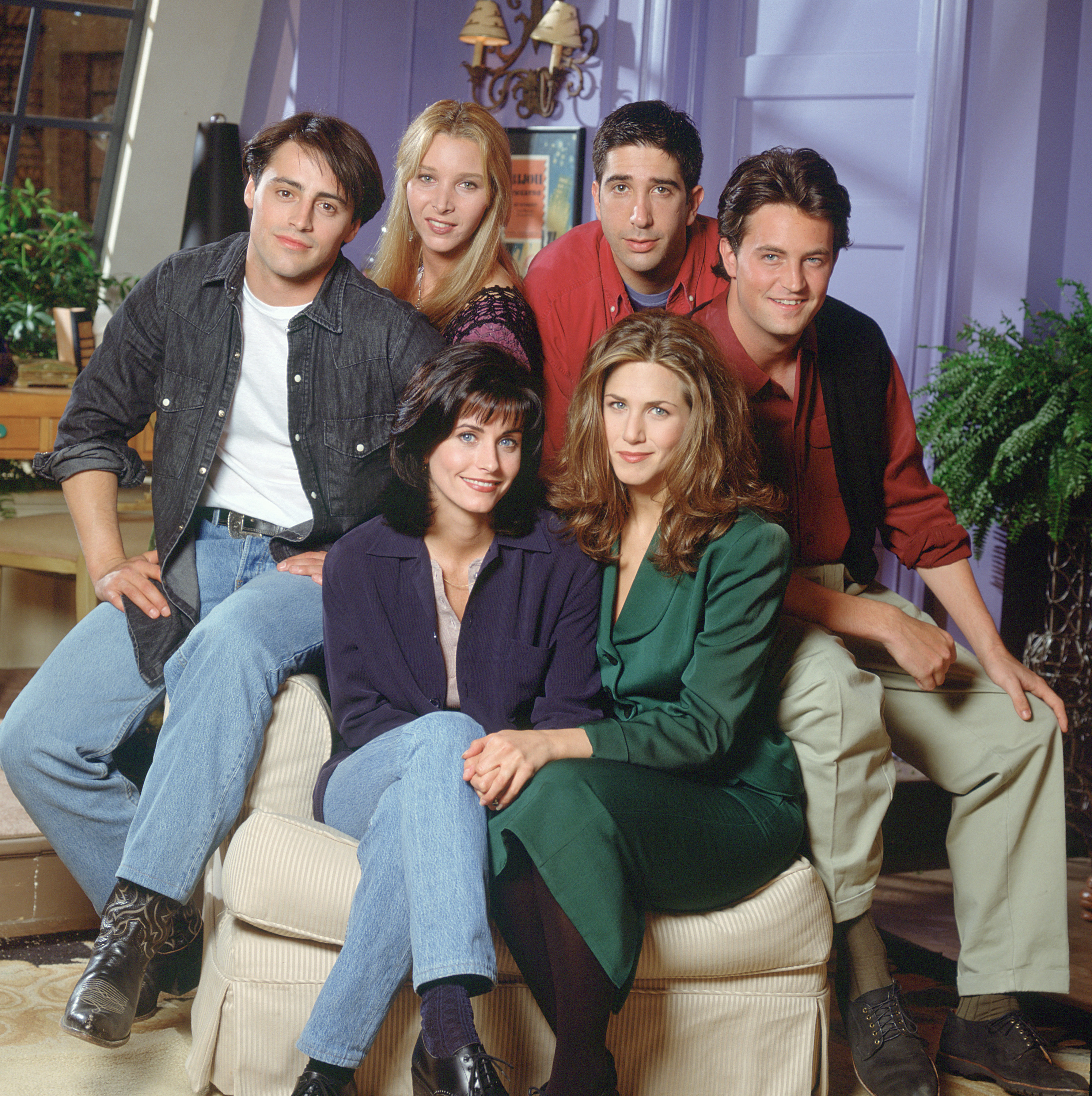 Courteney Cox, Matt LeBlanc, Lisa Kudrow, David Schwimmer, Matthew Perry, and Jennifer Aniston on the set of "Friends" | Source: Getty Images