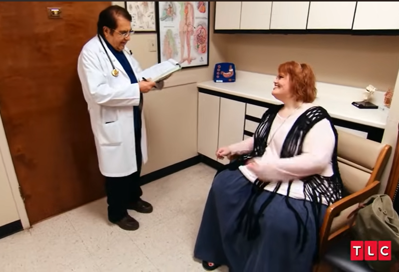 Nikki Webster with her bariatric surgeon during an episode of "My 600-lb Life," from a video dated October 30, 2023 | Source: Youtube/@tlc