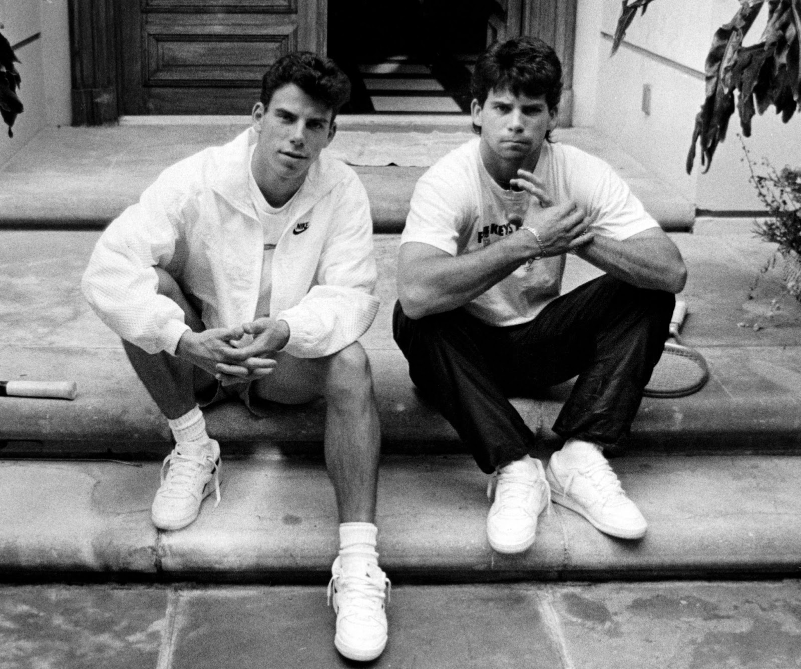 The Menendez brothers in front of their Beverly Hills home in 1989. | Source: Getty Images