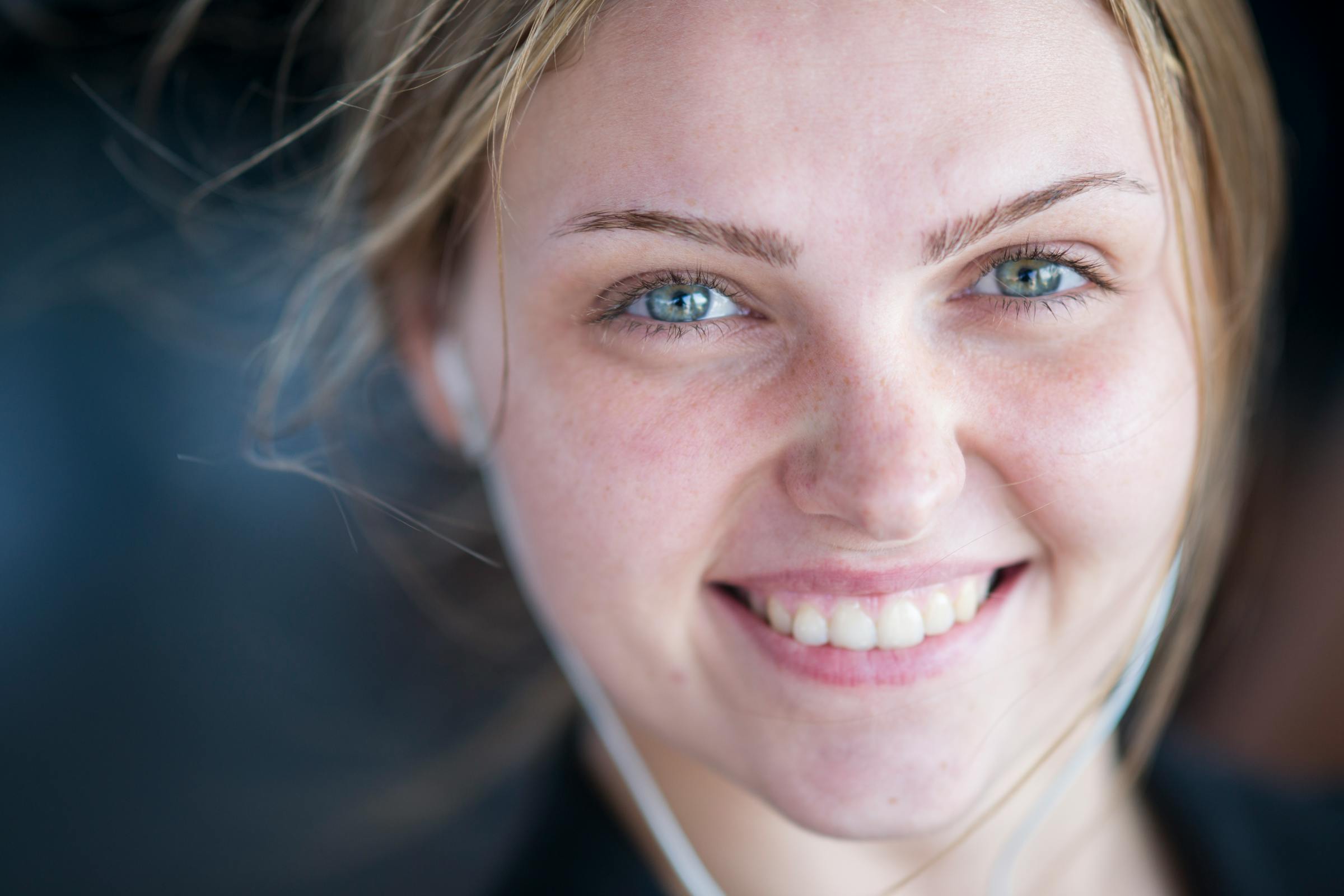 A blonde woman smiling | Source: Pexels