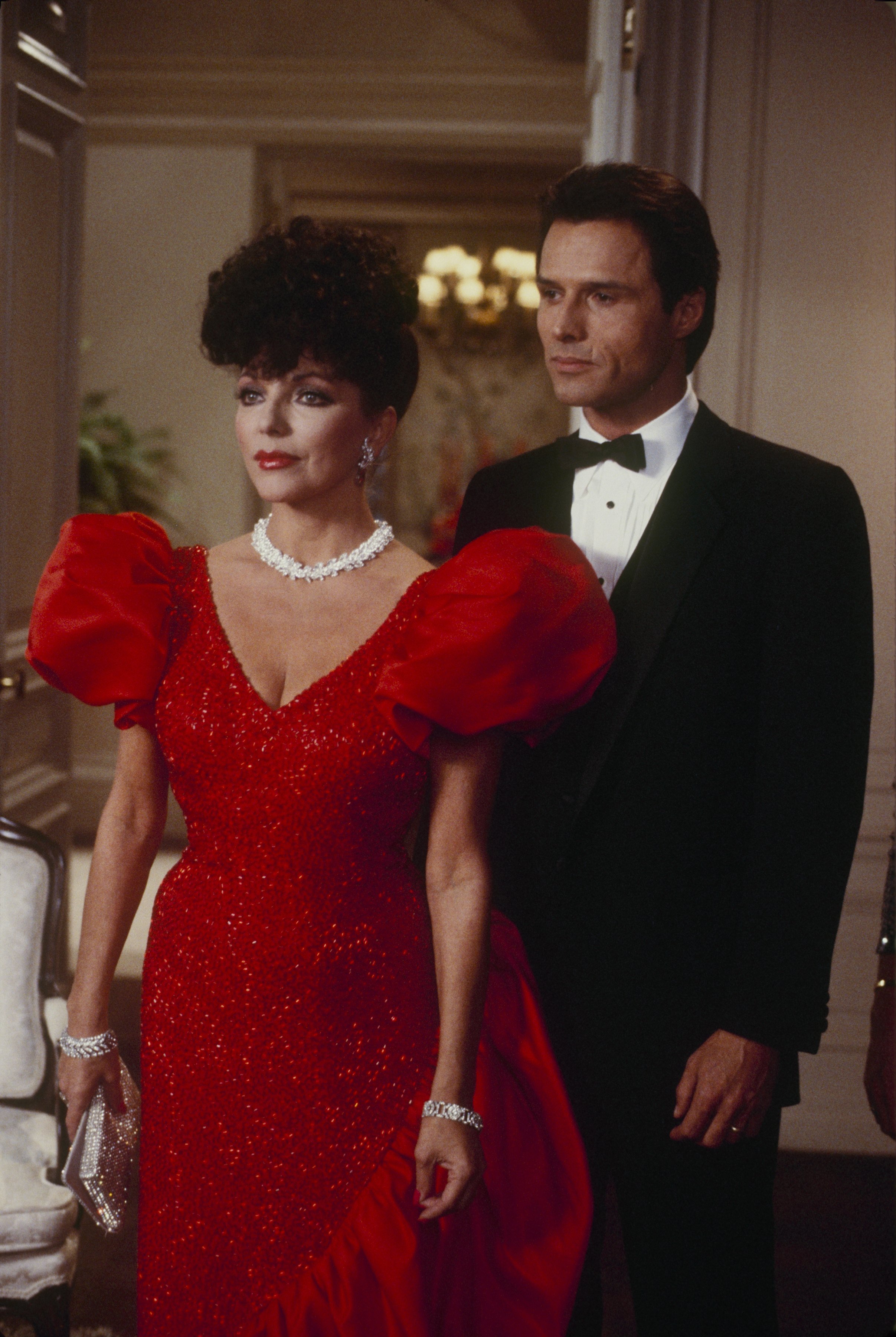 Michael Nader mit Joan Collins | Quelle: Getty Images