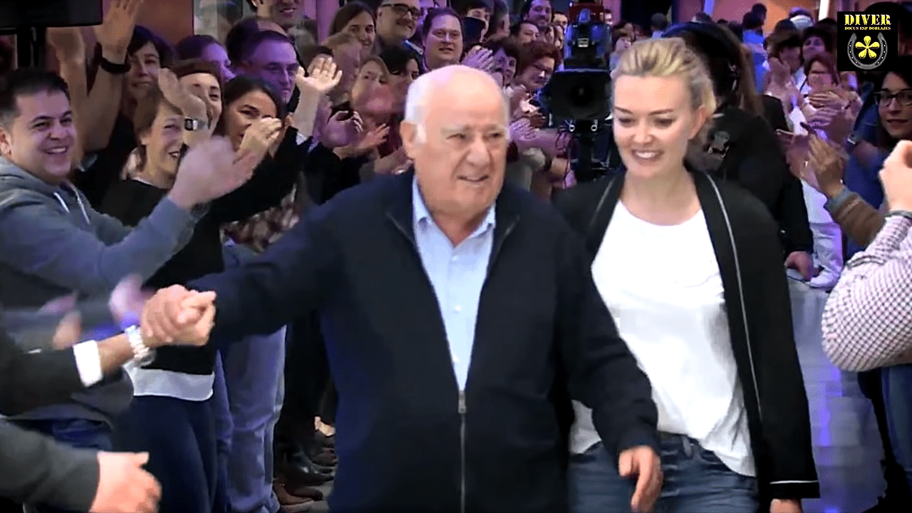 Amancio Ortega, dueño de Zara, recibe una ovación junto a su hija Marta. │Foto: Captura de YouTube / Diverdocus - Finanzas y desarrollo personal