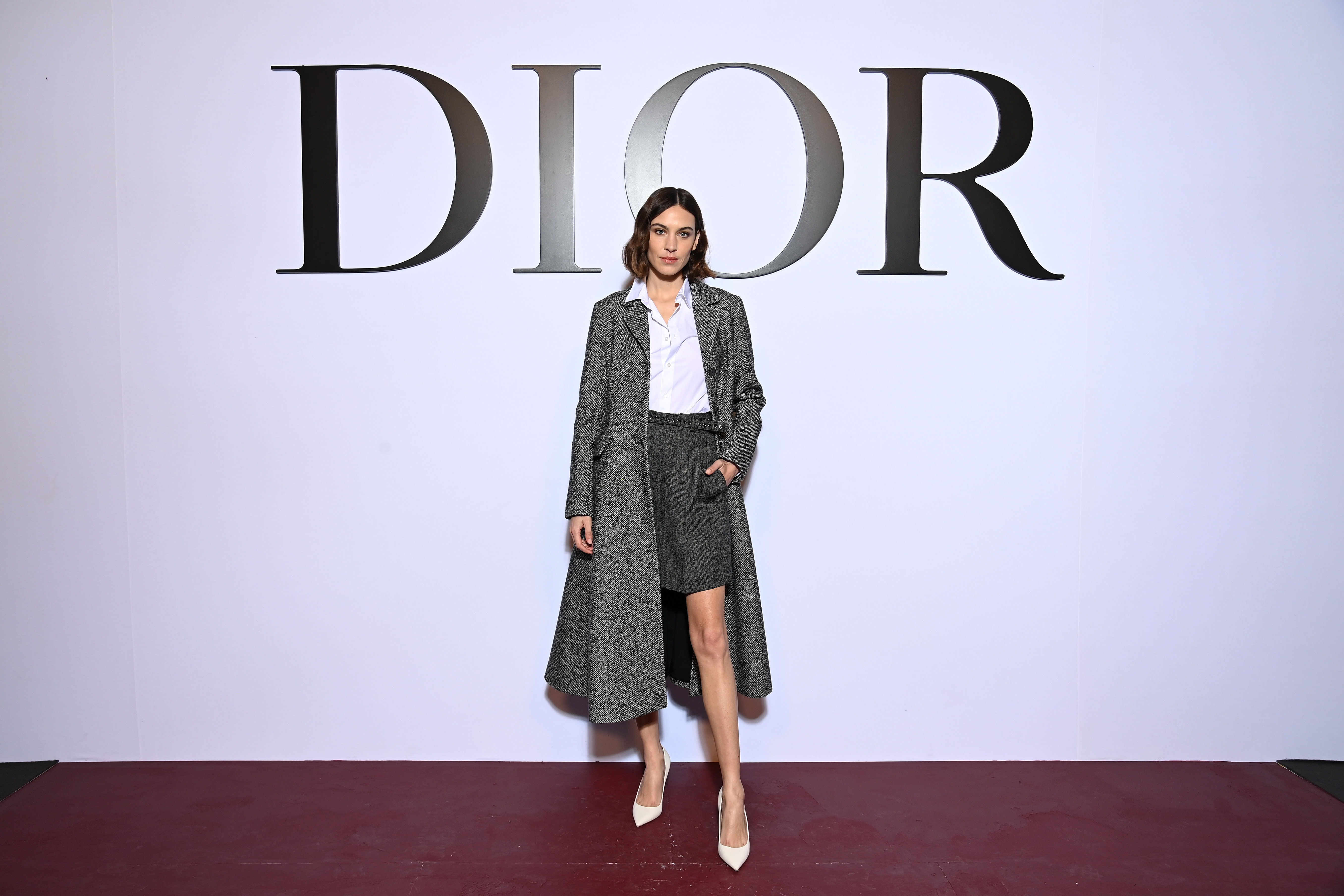 Alexa Chung während der Dior Womenswear Herbst/Winter 2022/2023 Show am 1. März 2022 in Paris, Frankreich. | Quelle: Getty Images