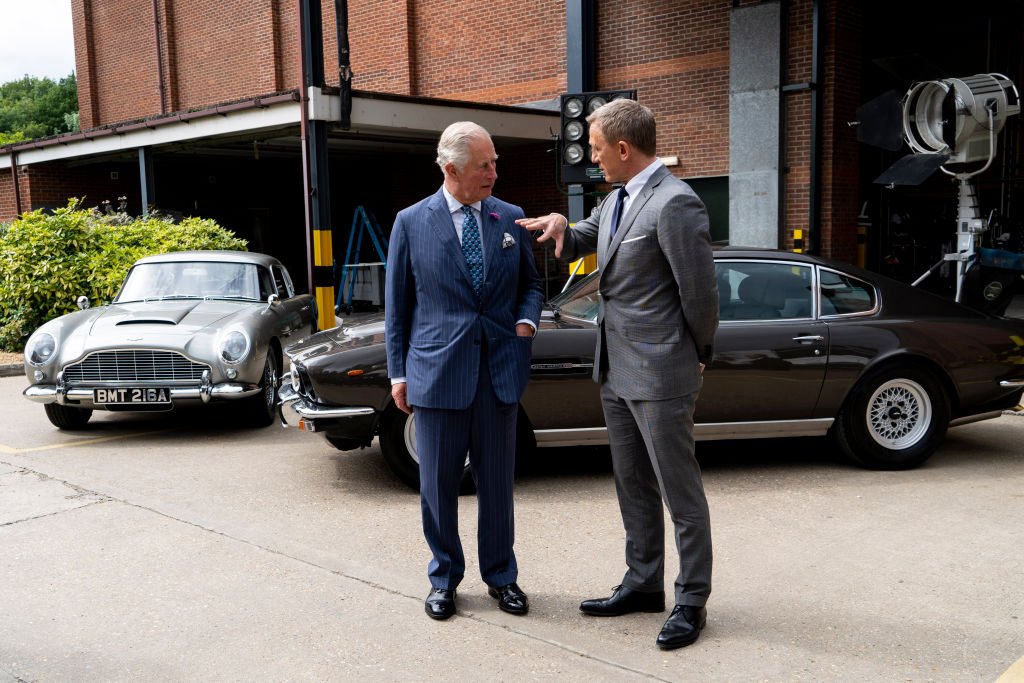 Prince Charles s'entretient avec Daniel Craig lors d'une visite du 25e film "James Bond" qui se déroule au Pinewood Studios le 20 juin 2019 | Photo : Getty Images Prince Charles s'entretient avec Daniel Craig lors d'une visite du 25e film "James Bond" qui se déroule au Pinewood Studios le 20 juin 2019 | Photo : Getty Images