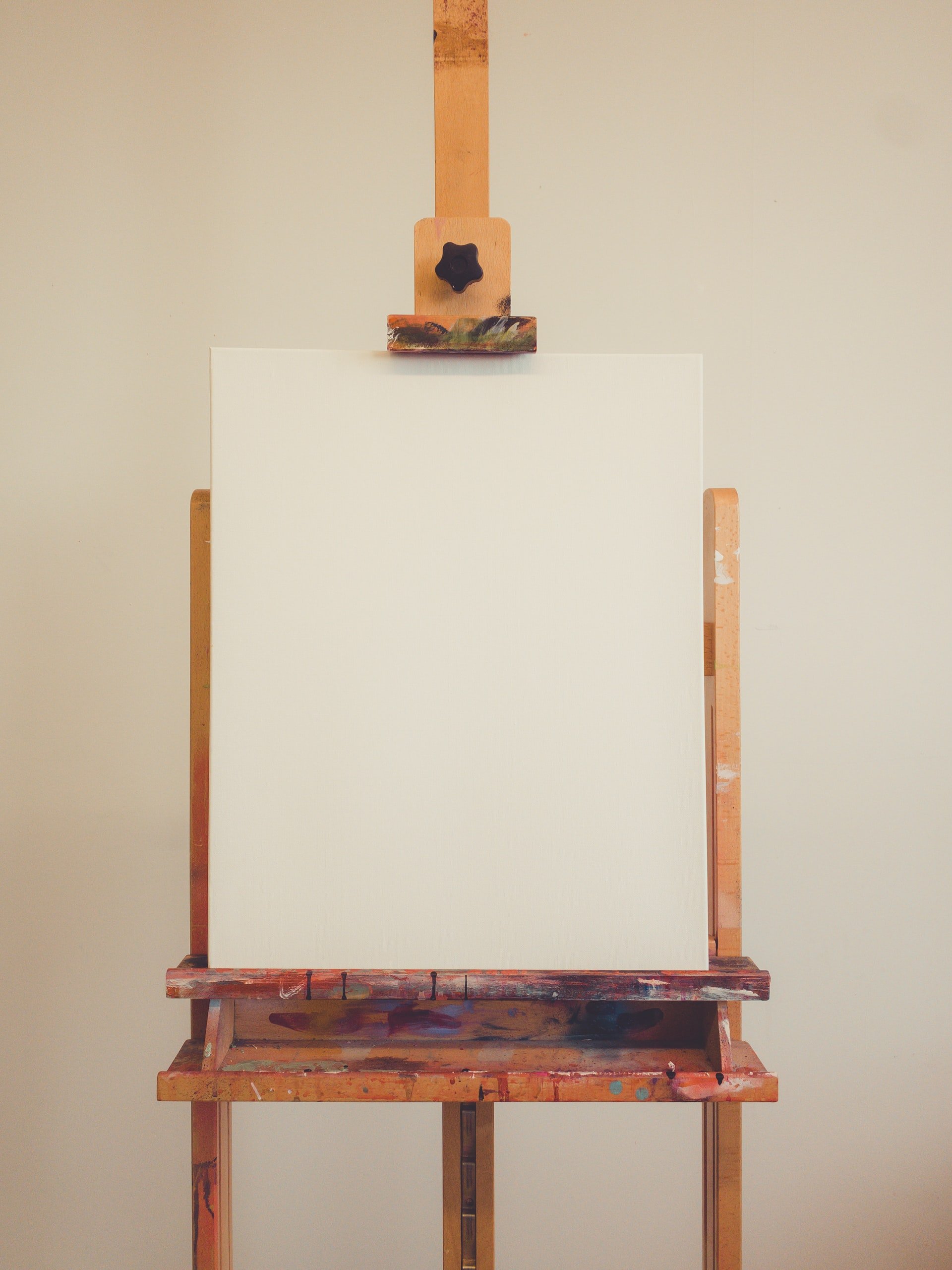 There was an easel with a canvas in the room. | Source: Unsplash