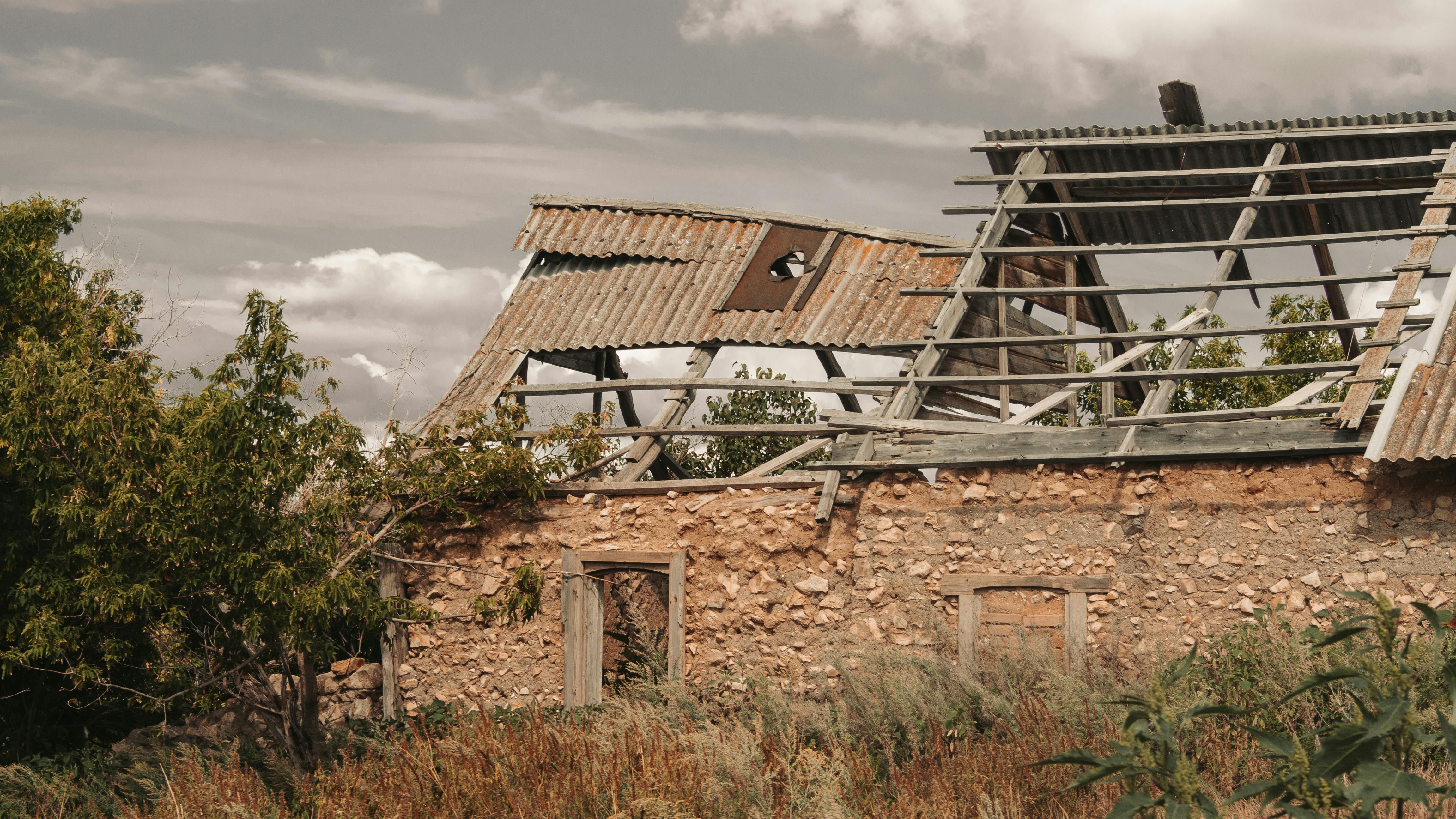 A collapsed house | Source: Pexels