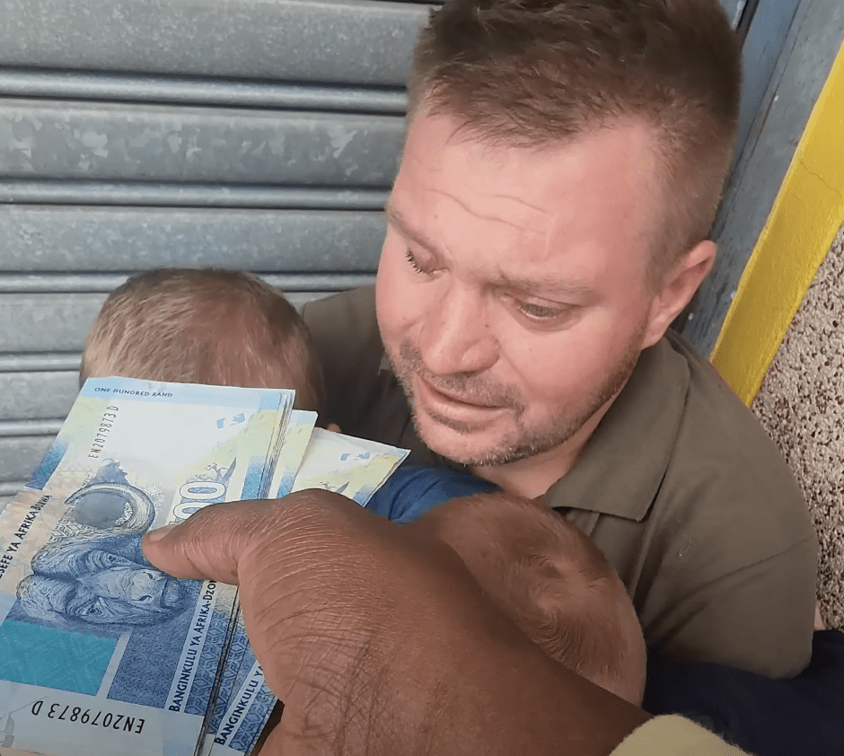 BI Phakathi übergibt sein Geld dem Vater und seinen Kindern. | Quelle: youtube.com/BI Phakathi