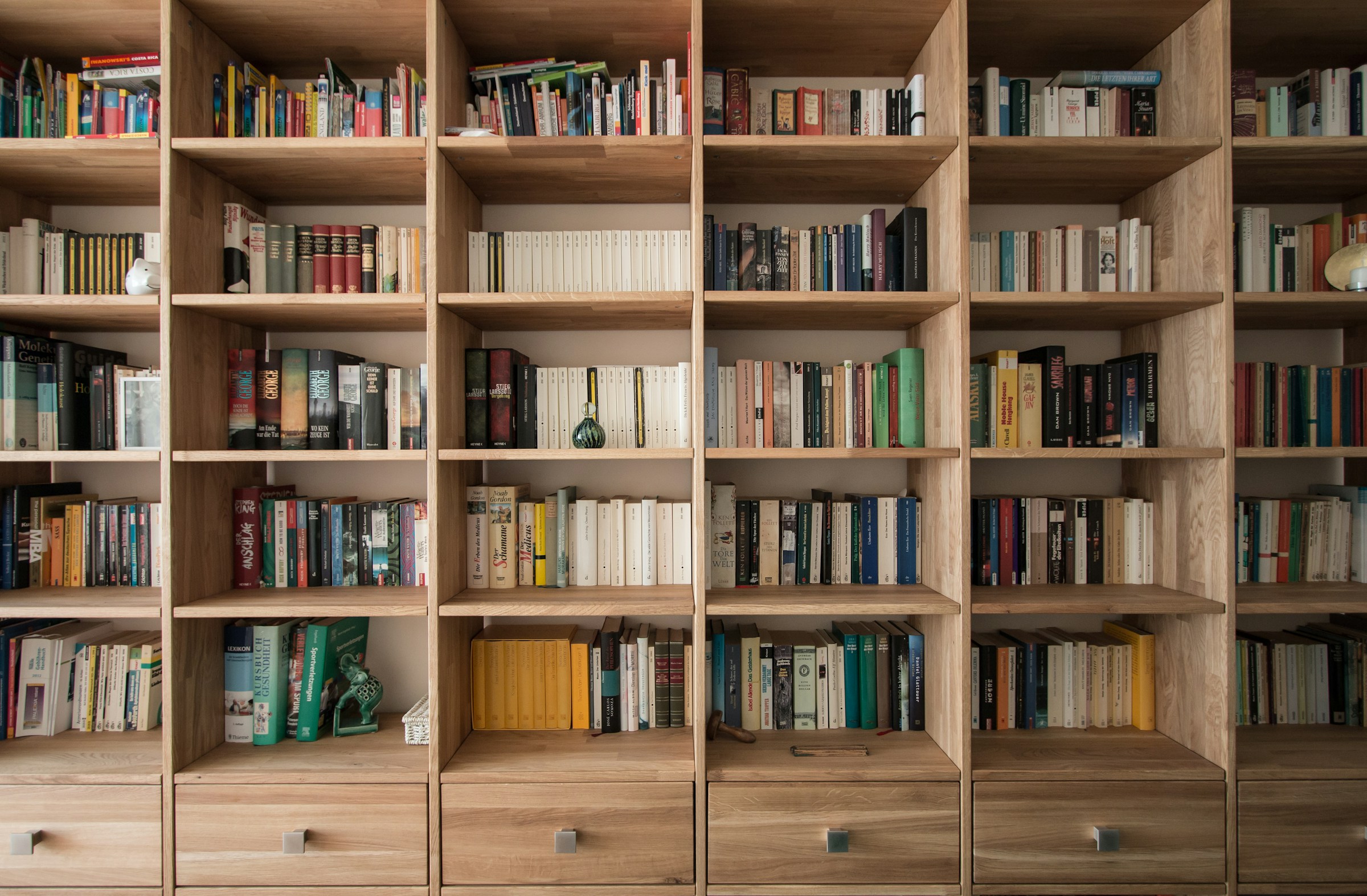 A huge bookshelf | Source: Unsplash