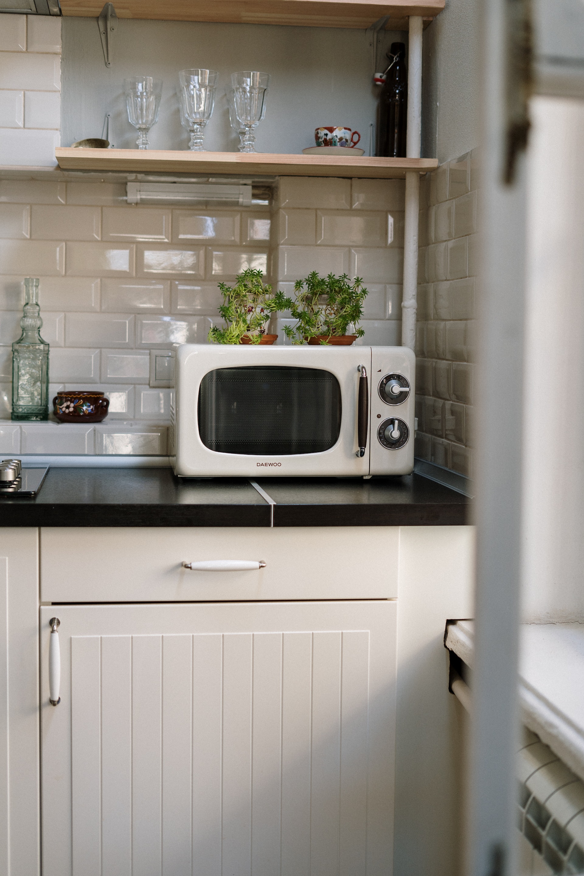 A microwave oven in a kitchen | Source: Pexels