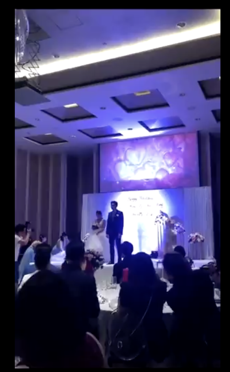 Die Frischvermählten stehen gemeinsam auf der Bühne. | Quelle: twitter.com/TuanConCom1