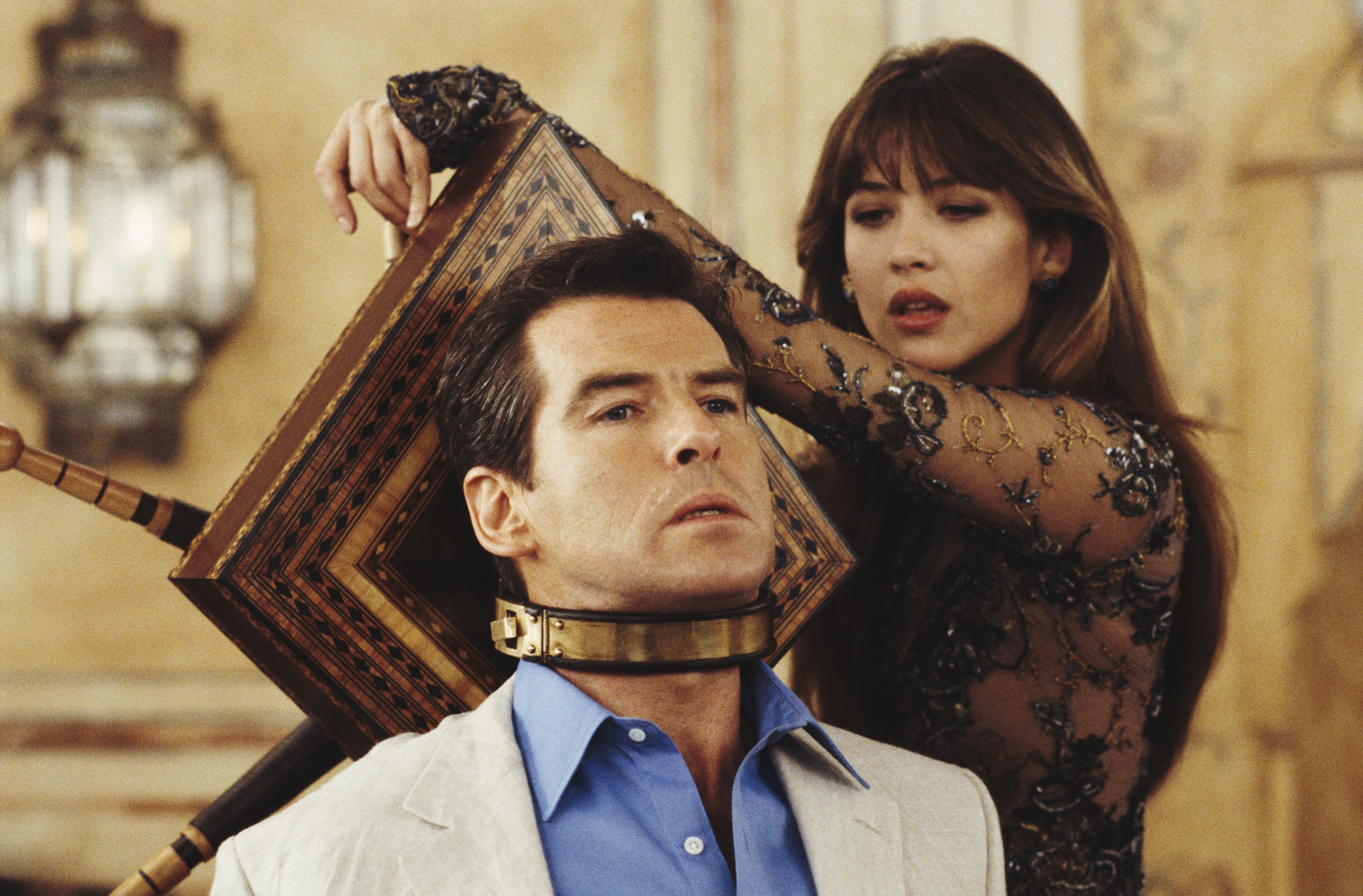 Sophie Marceau et Pierce Brosnan dans "Le Monde ne suffit pas" en 1999. l Source : Getty Images