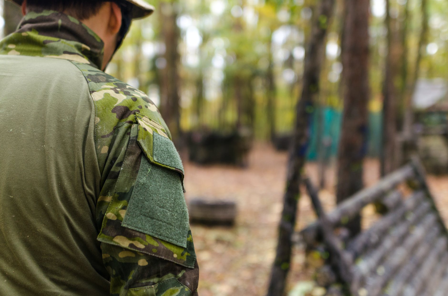 Military men setting up post | Photo: Pexels