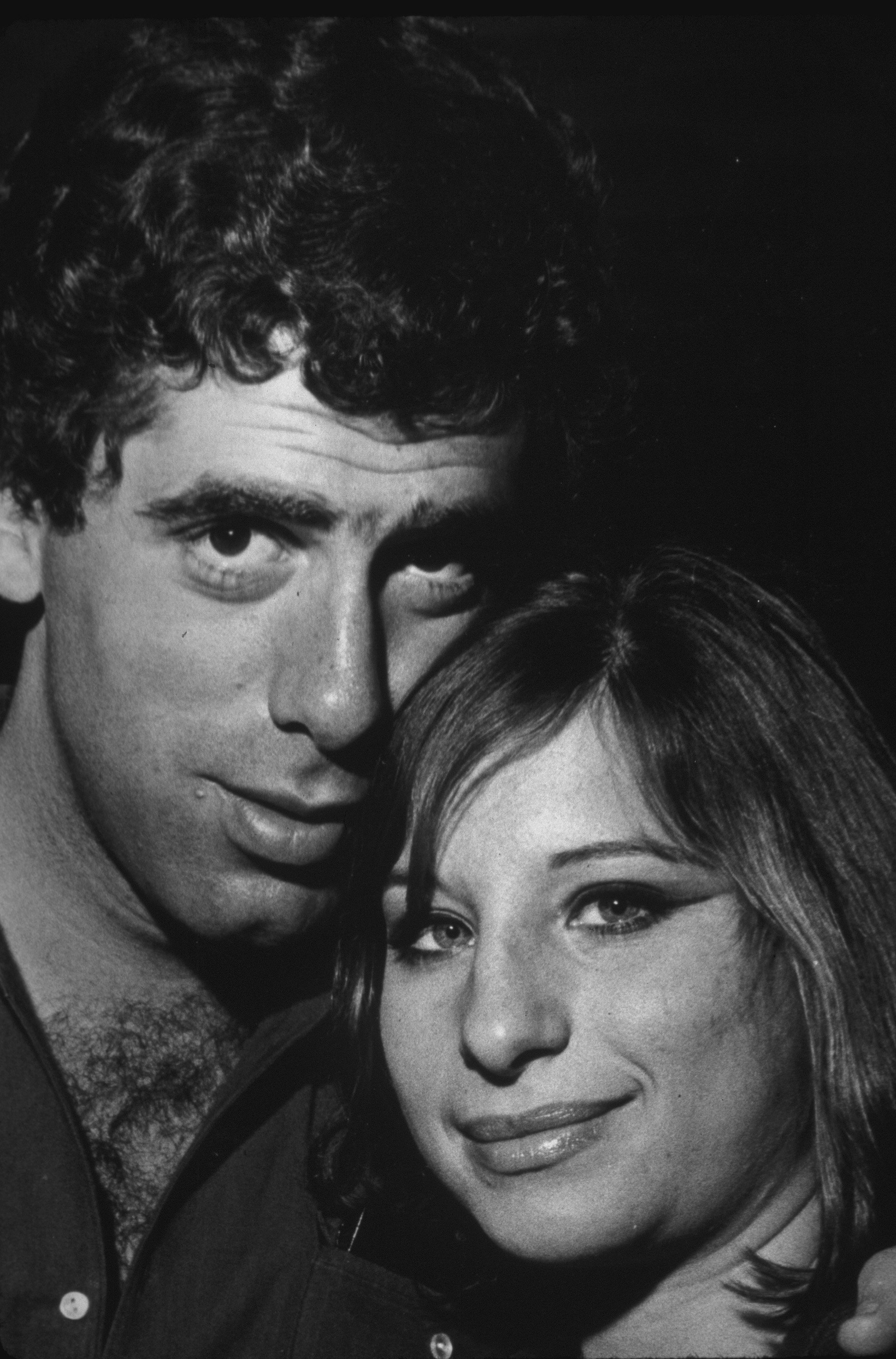 Retrato de la cantante Barbra Streisand y su marido, el actor Elliott Gould, el 1 de enero de 1964. | Foto: Getty Images