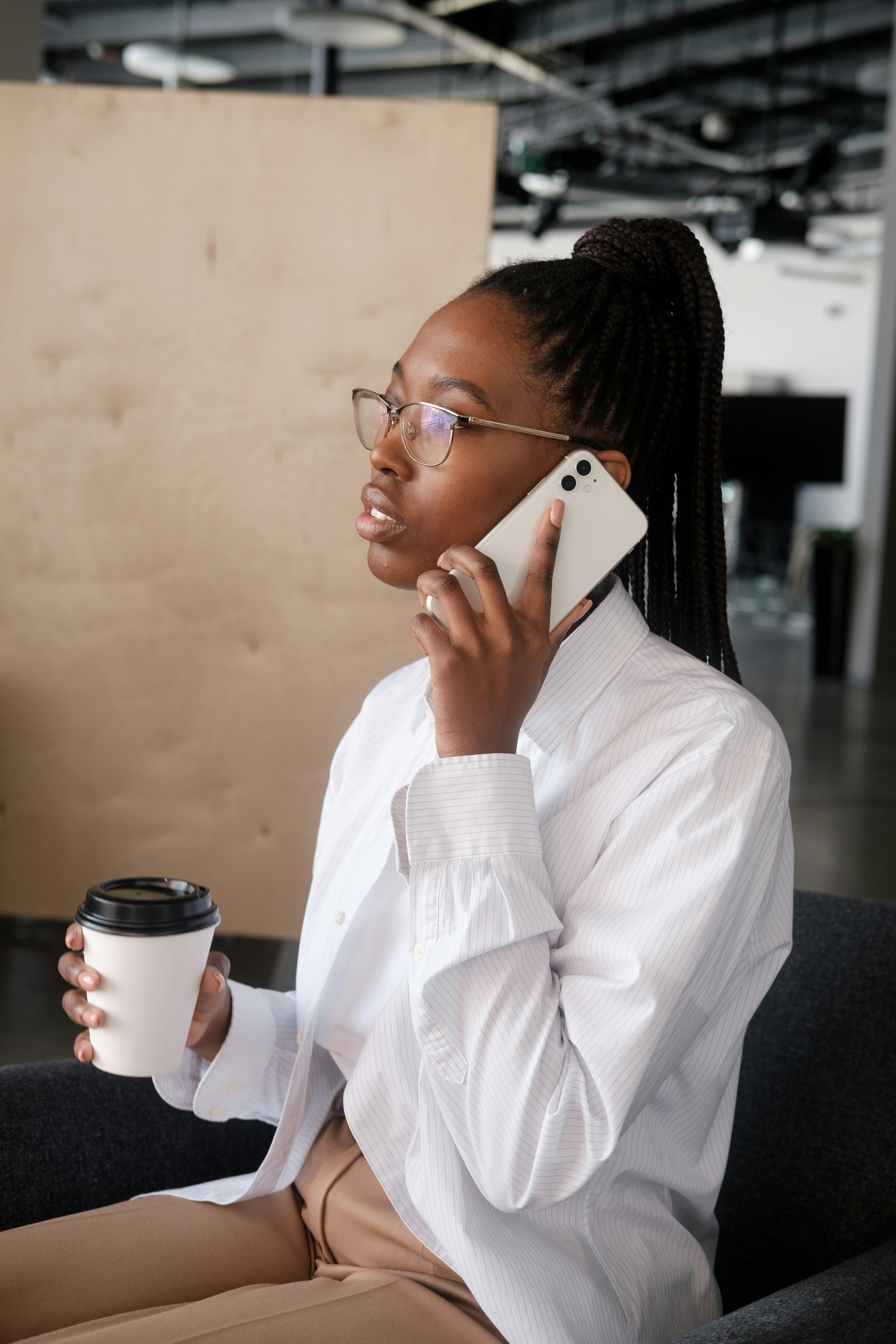 A woman on a phone call | Source: Pexels