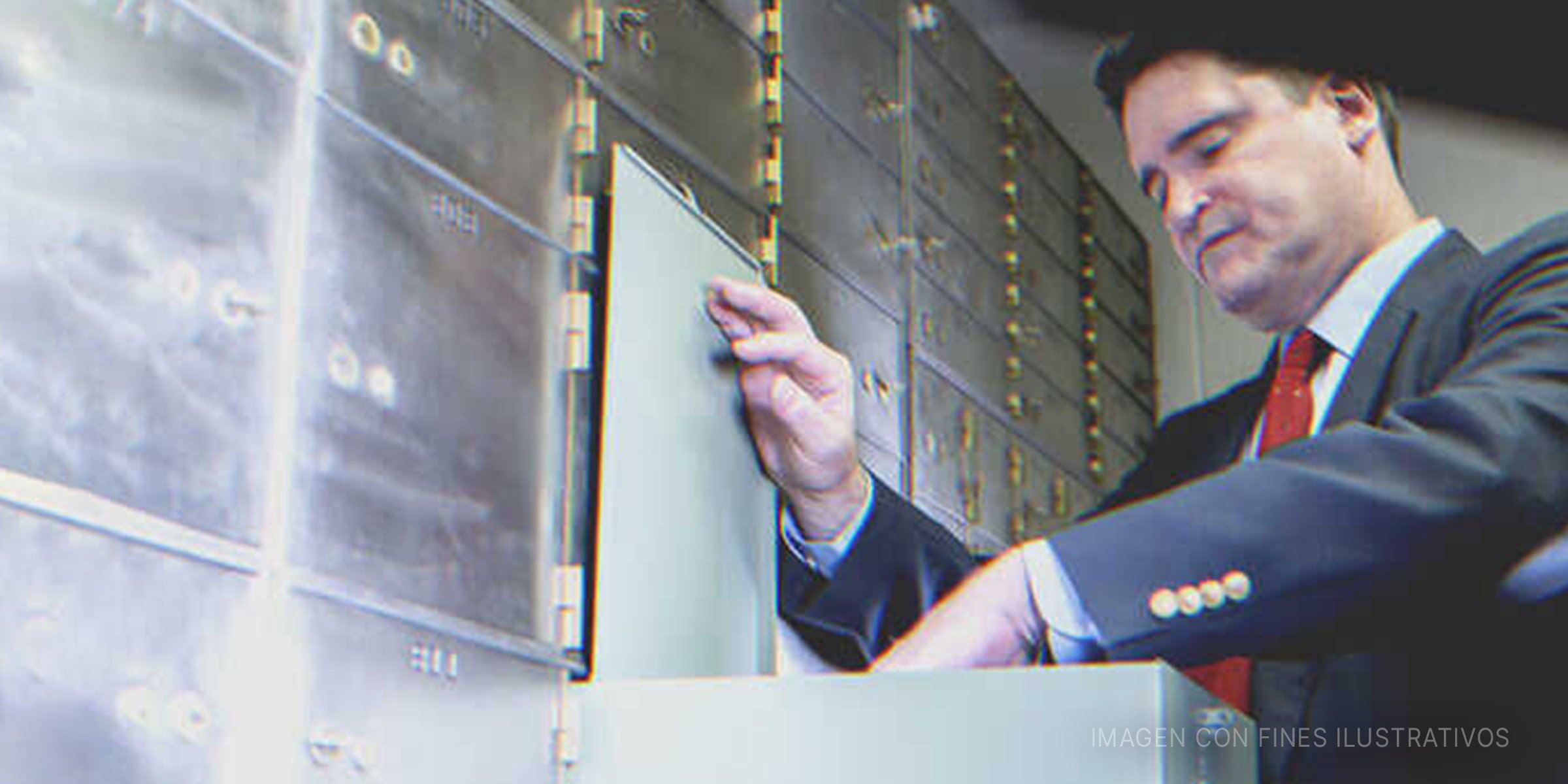 Hombre abriendo una caja de seguridad. | Foto: Getty Images