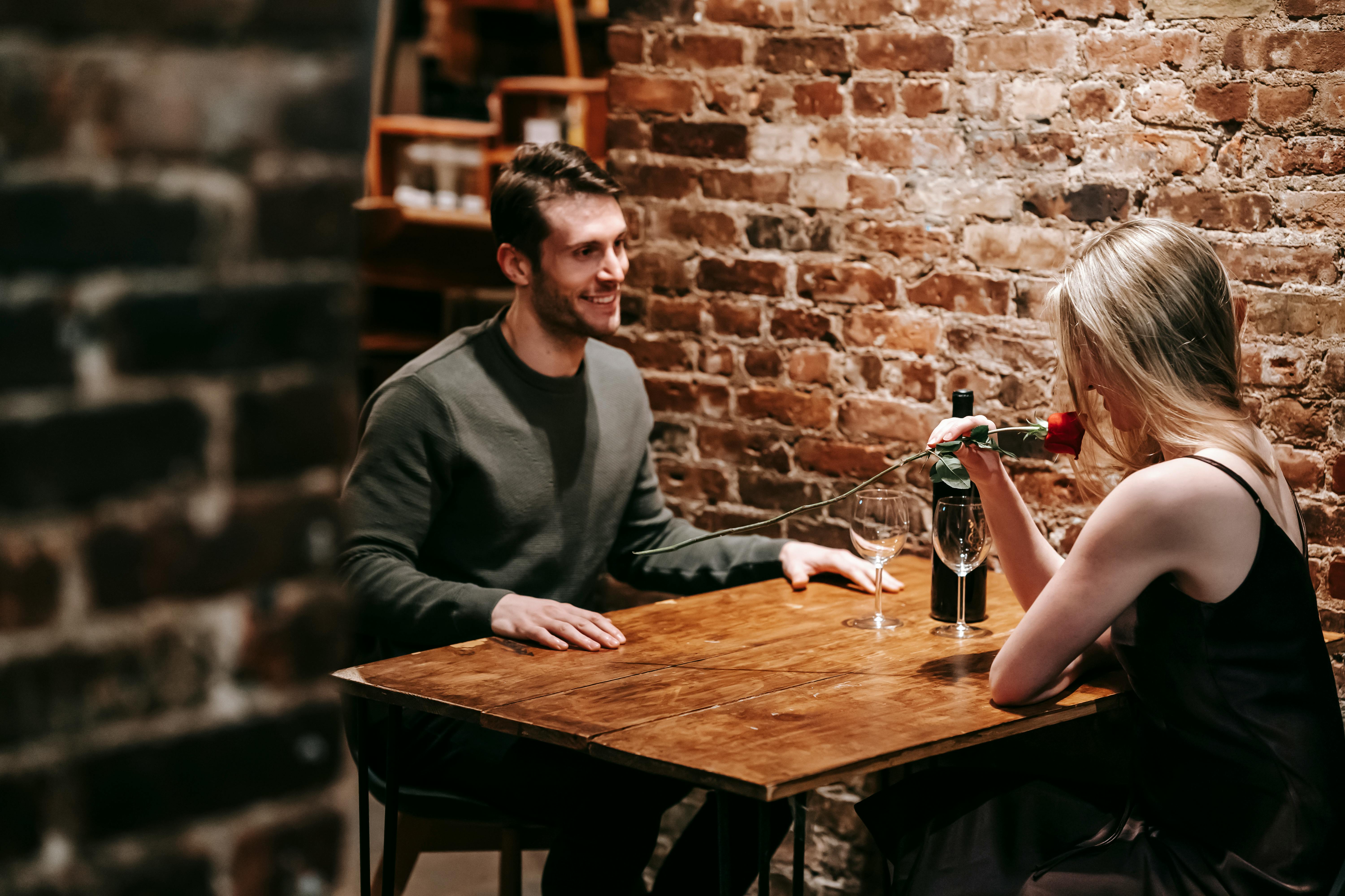 A couple on a date in a restaurant | Source: Pexels