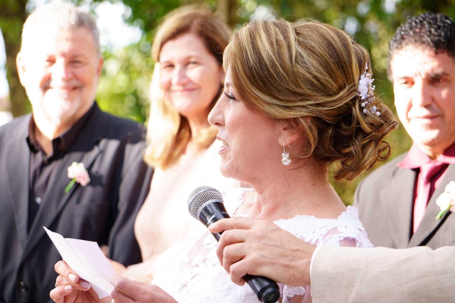 A woman giving a speech at a wedding | Source: Pexels