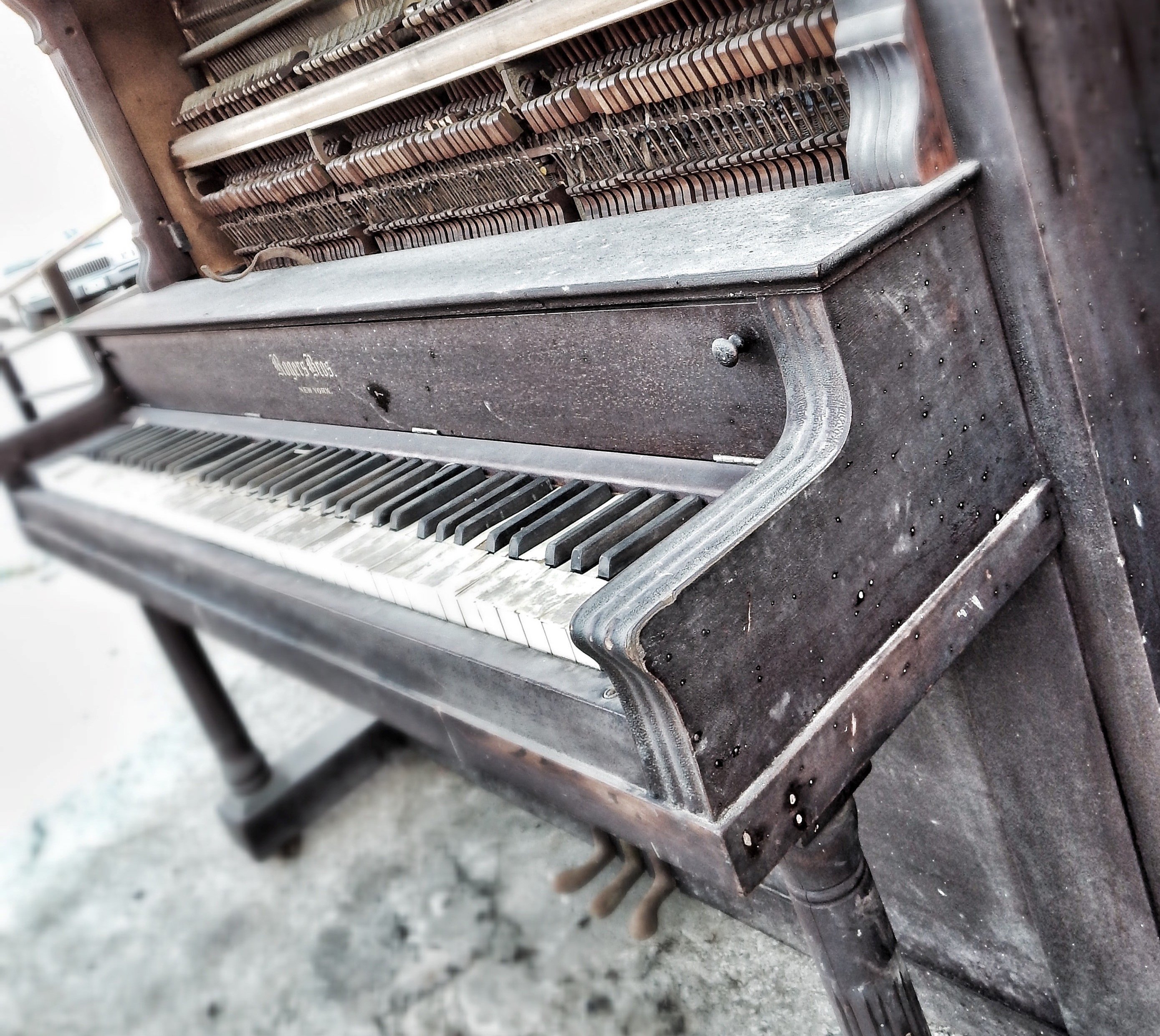 Un piano muy antiguo. | Foto: Unsplash