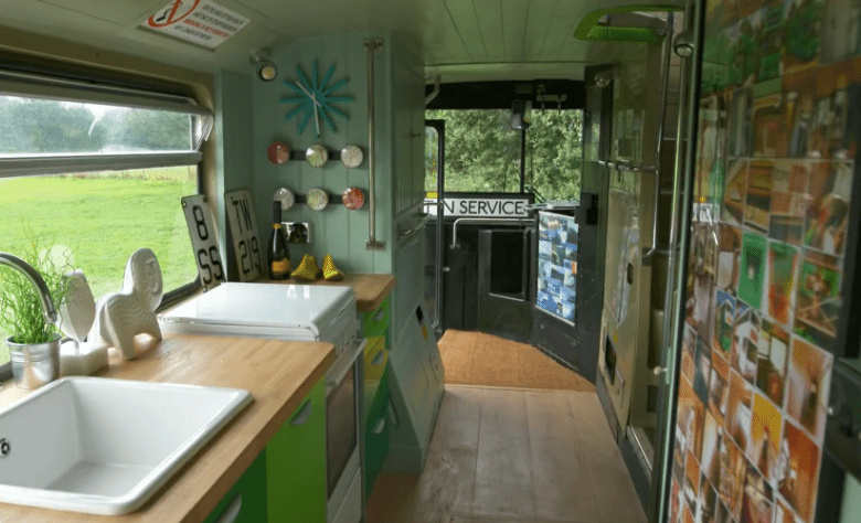 Elegante cocina en el interior del autobús que se transformó en una moderna casa rodante. | Foto: Air.tv/NationalEXPLORE CHANNEL