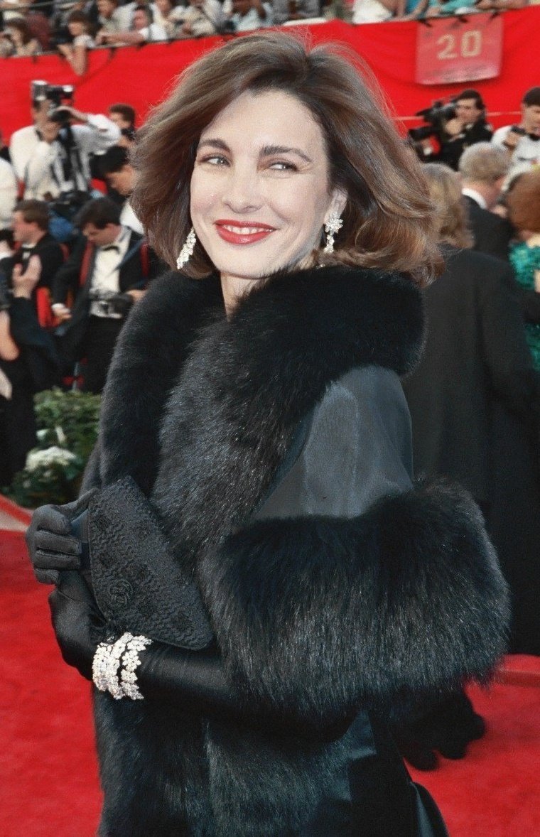 Anne Archer on the red carpet at the 61st Annual Academy Awards | Photo: Wikimedia Commons Images
