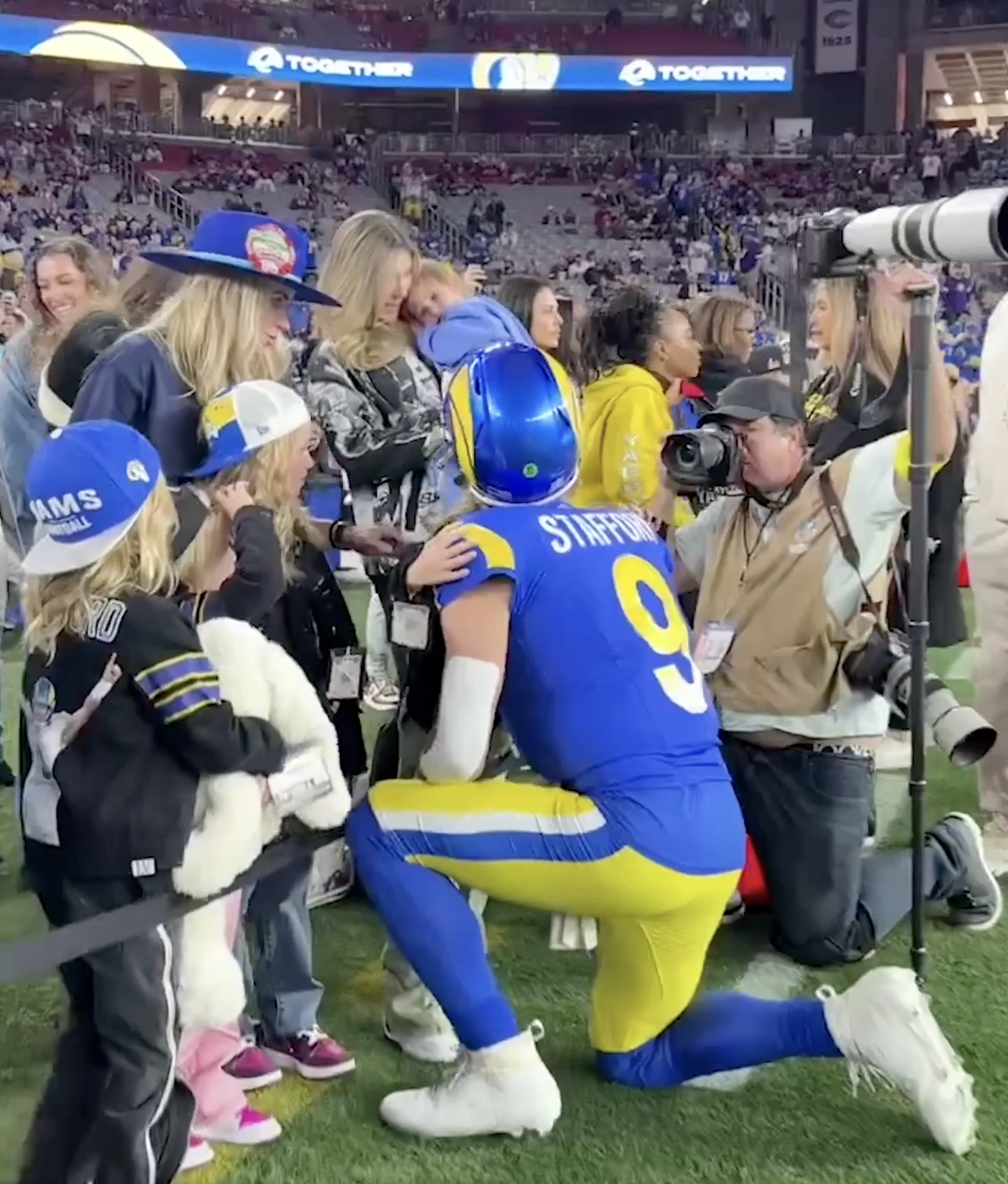 Matthew Stafford talks with his wife and daughters before the game starts, posted on January 13, 2025 | Source: x.com/SportsCenter