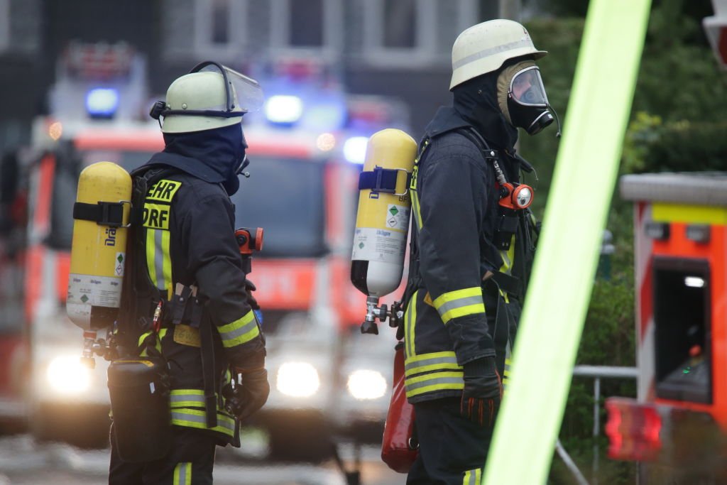 Des pompiers du service d'incendie éteignent l'incendie dans une maison mitoyenne. | Photo : Getty Images.