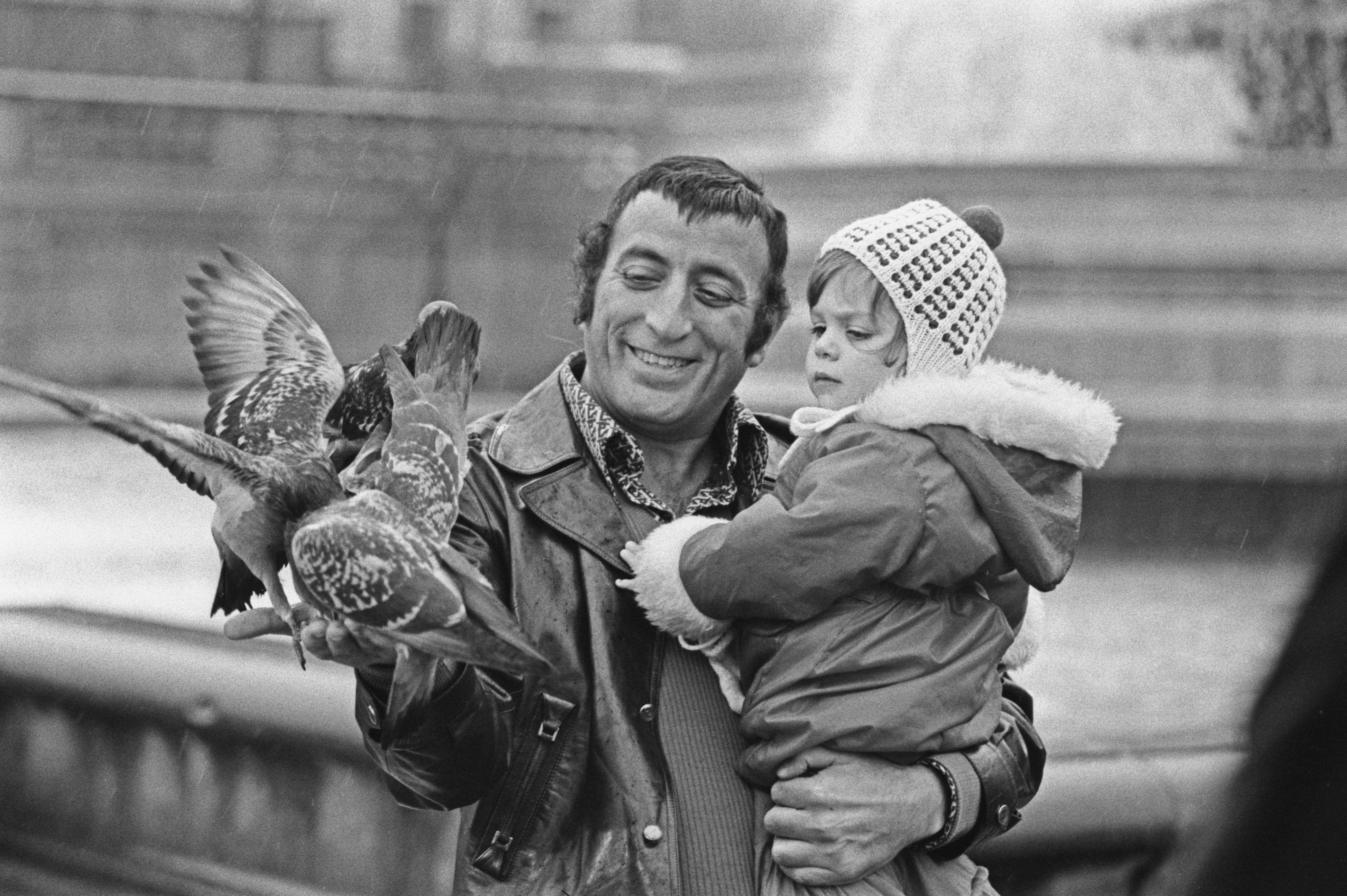 Tony Bennett feeding the pigeons with his daughter Joanna on January 14, 1972, in the UK | Source: Getty Images