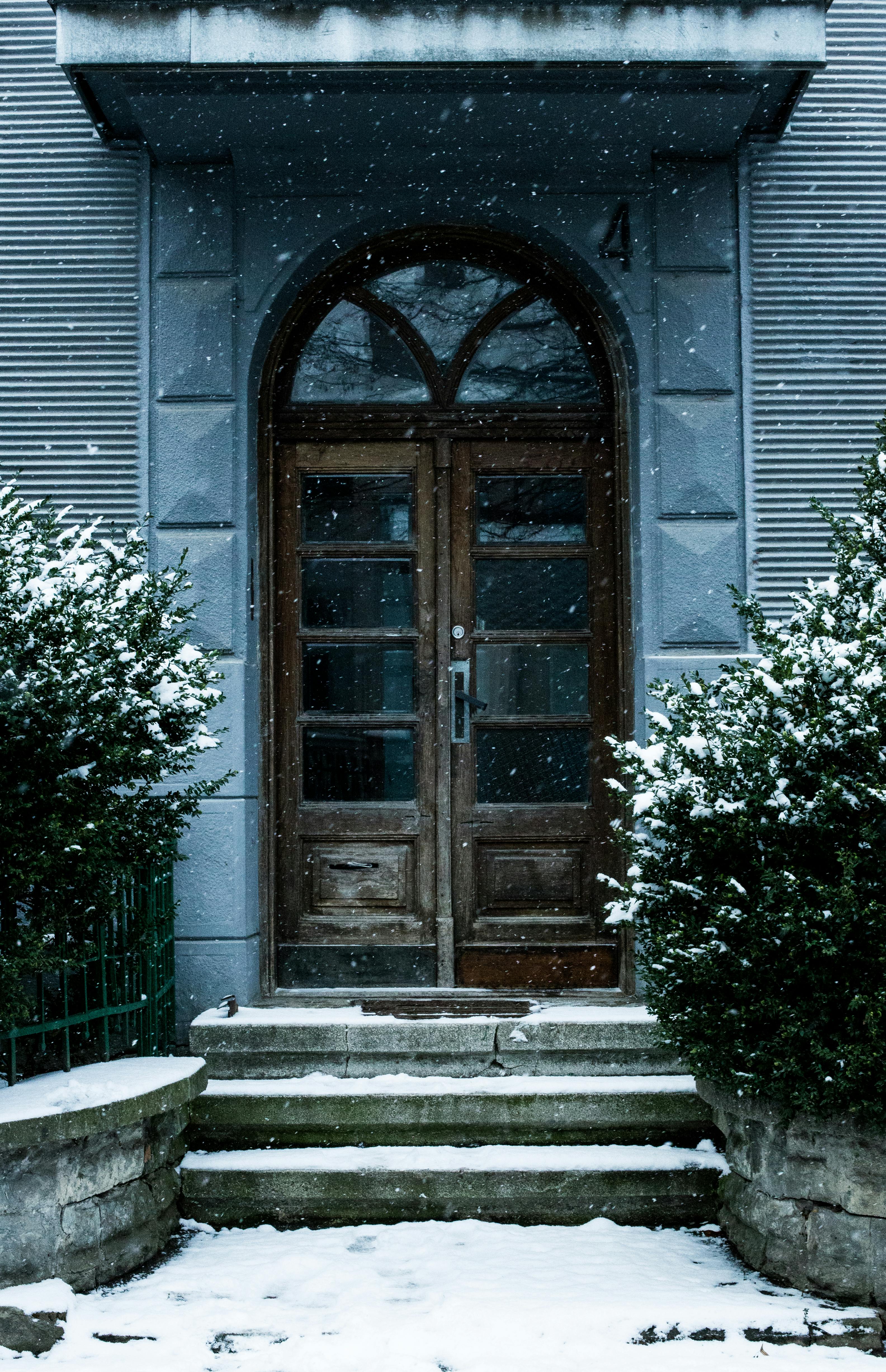 A closed front door during snowy weather | Source: Pexels