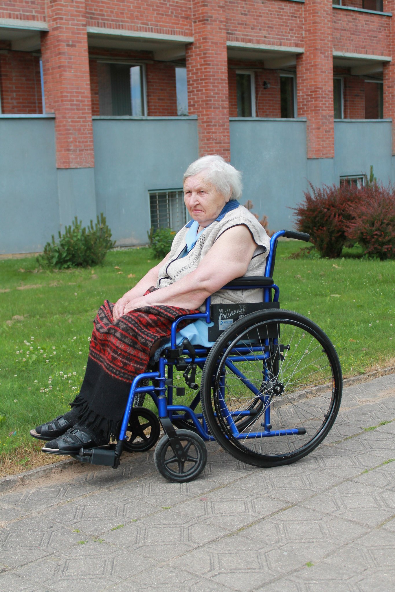 Anciana sentada sobre silla de ruedas. | Imagen: Flickr