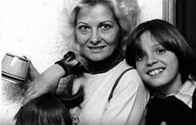 Luis Miguel en su niñez junto a su madre, Marcela Basteri. | Fuente: Youtube / Badabun Luis Miguel en su niñez junto a su madre, Marcela Basteri. | Fuente: Youtube / Badabun