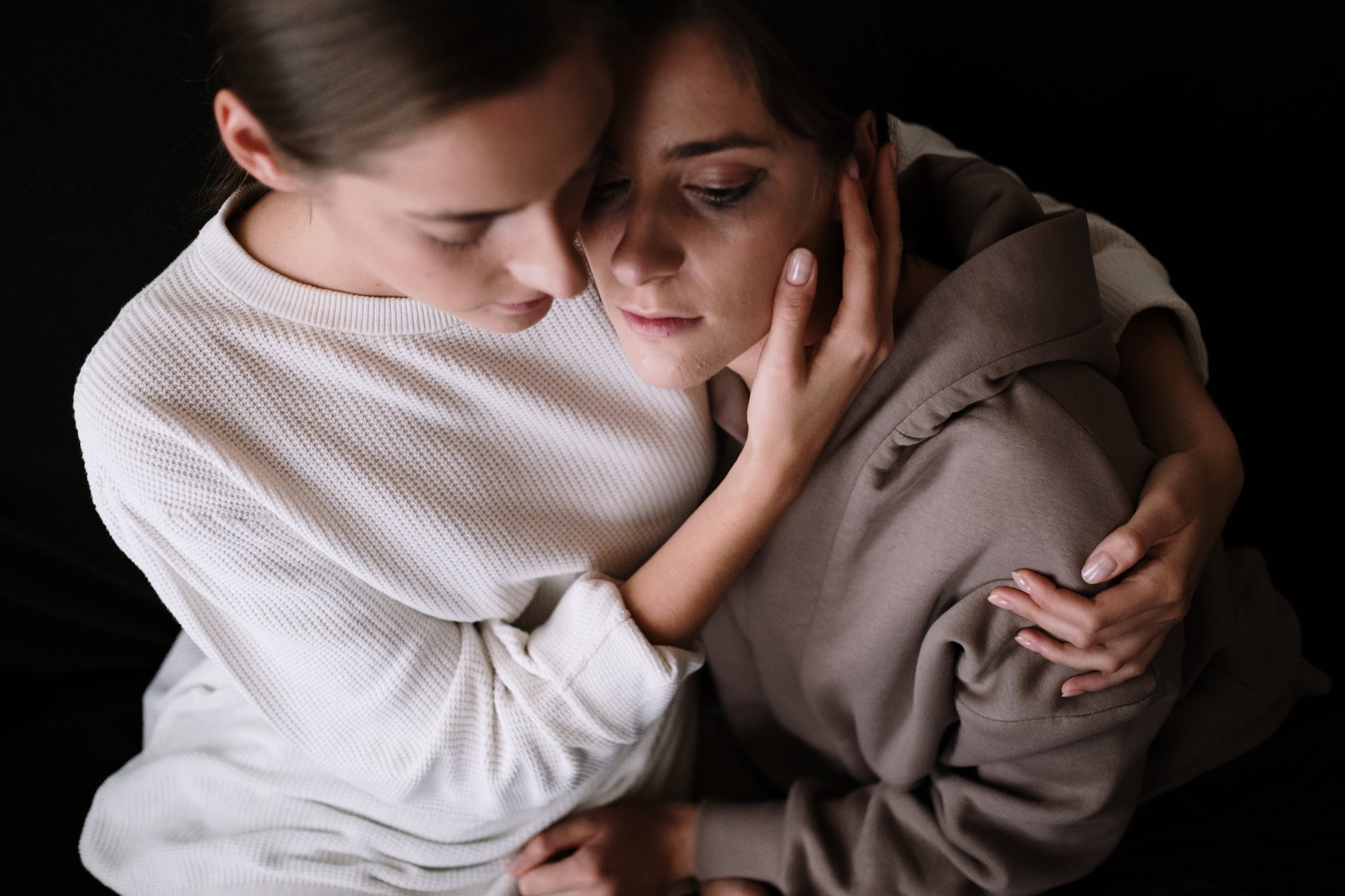 Dos mujeres jóvenes se abrazan con cariño. | Foto: Pexels