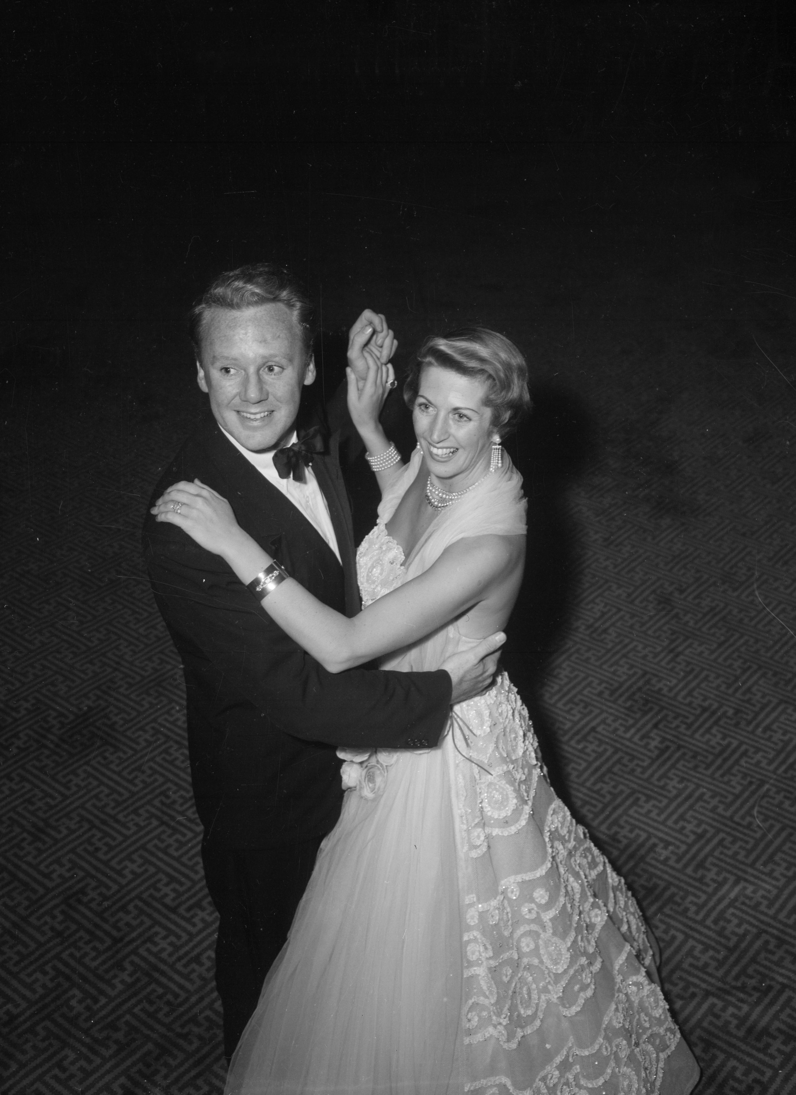 Van Johnson dancing with his wife, Eve "Evie" Abbott circa 1951 | Source: Getty Images