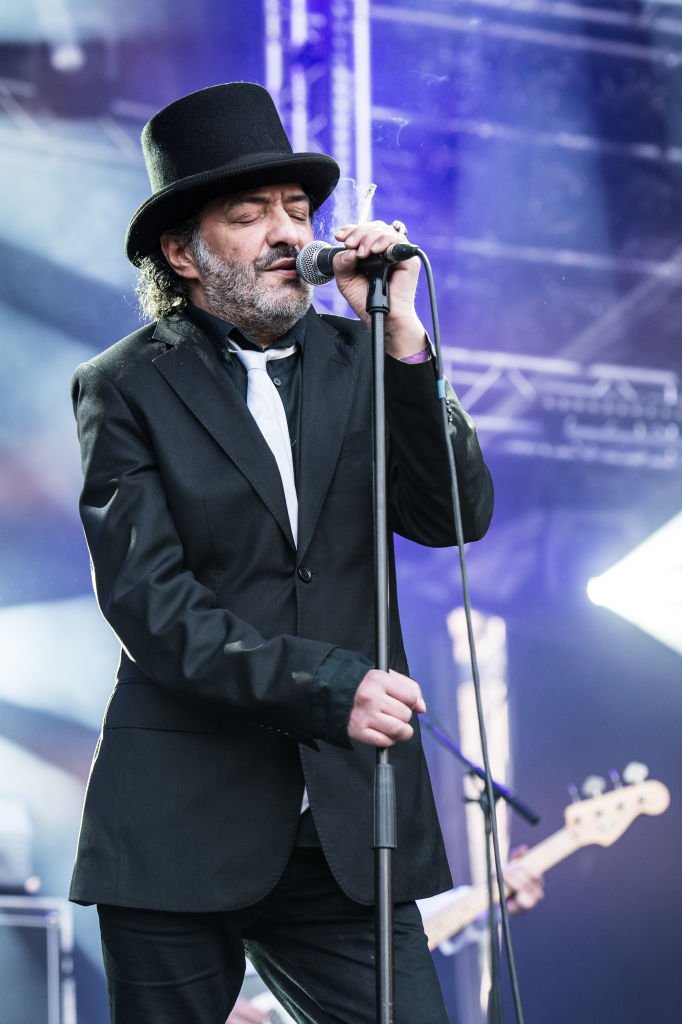 Rachid Taha se produit sur la place de la république le 12 juillet 2013 à Paris, France. | Photo : Getty Images